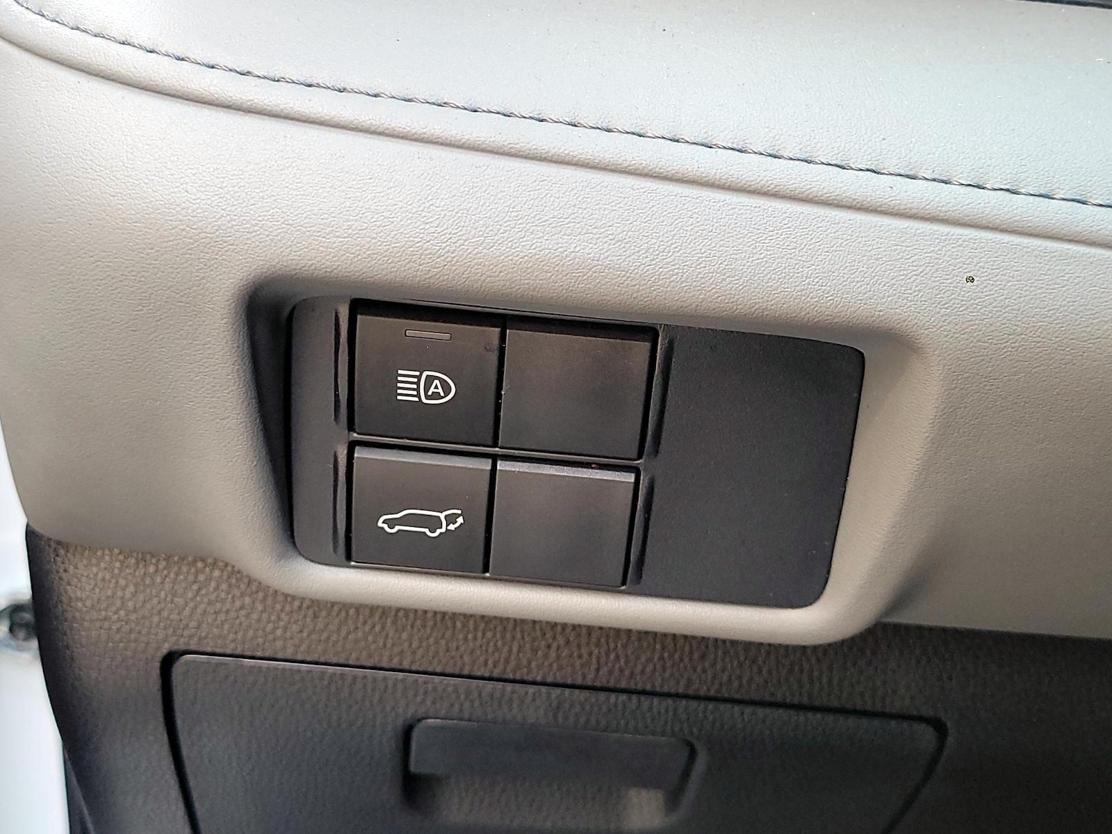 2021 Toyota Highlander XLE - Photo 12