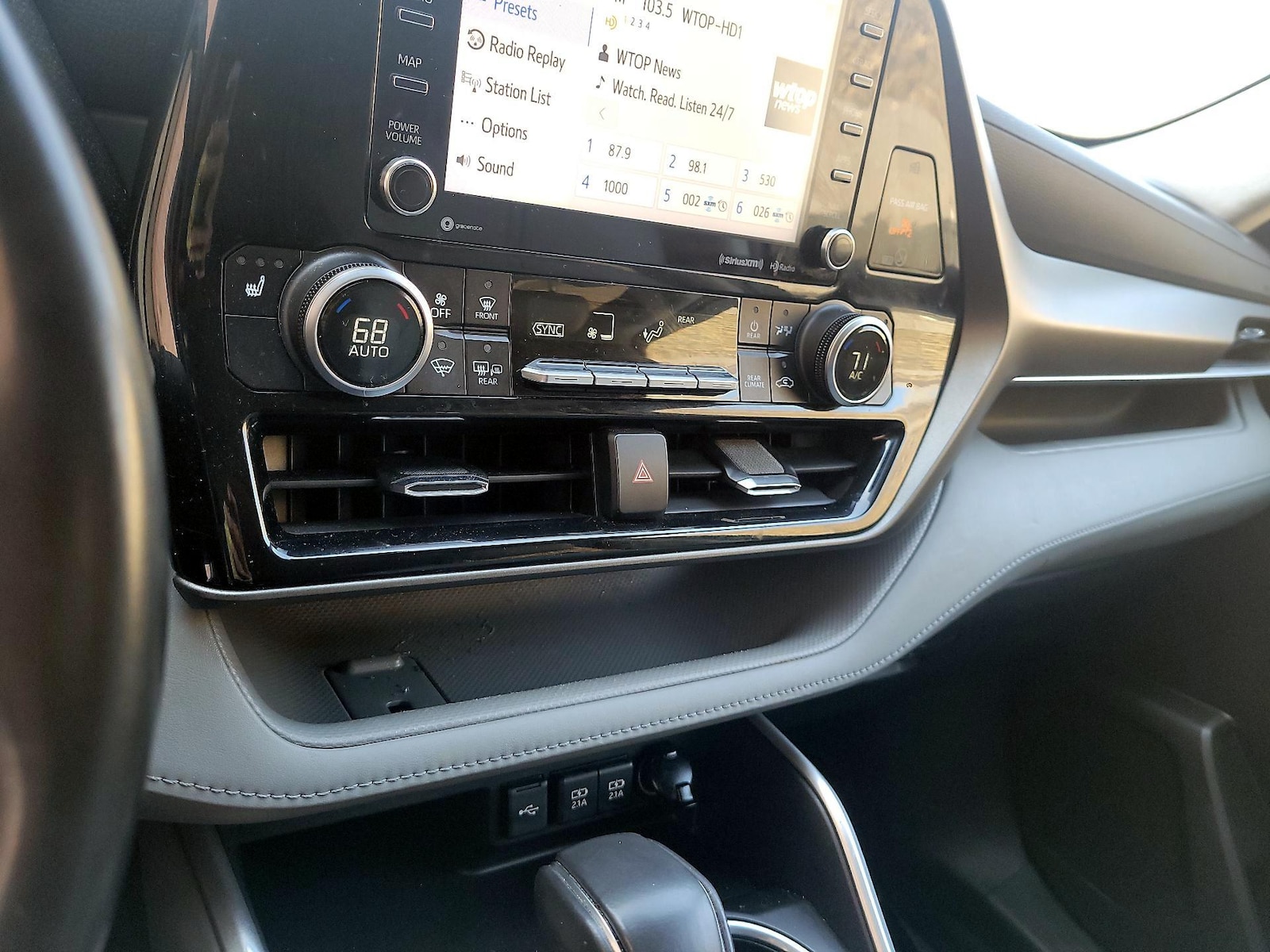 2021 Toyota Highlander XLE - Photo 16