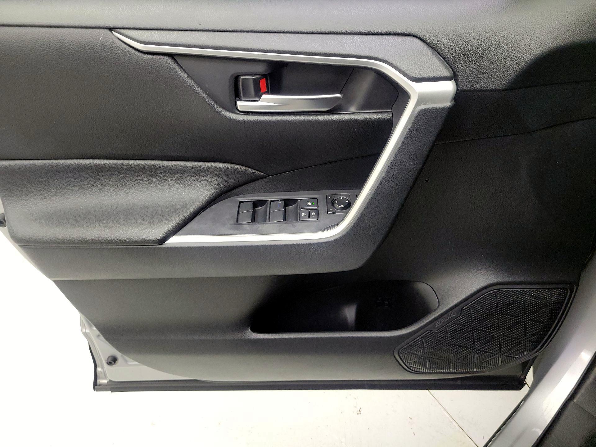 Thumbnail: 2019 Toyota RAV4 - 10