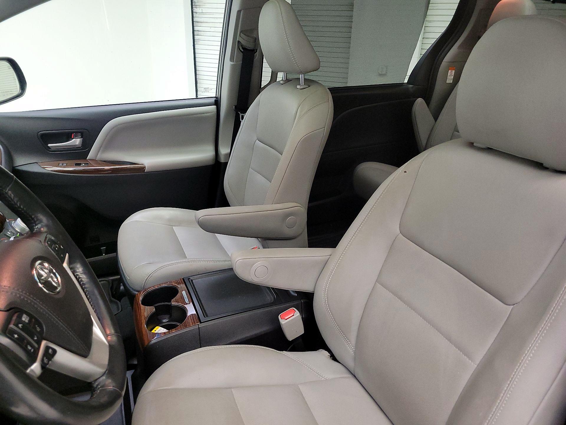 Thumbnail: 2017 Toyota Sienna - 9