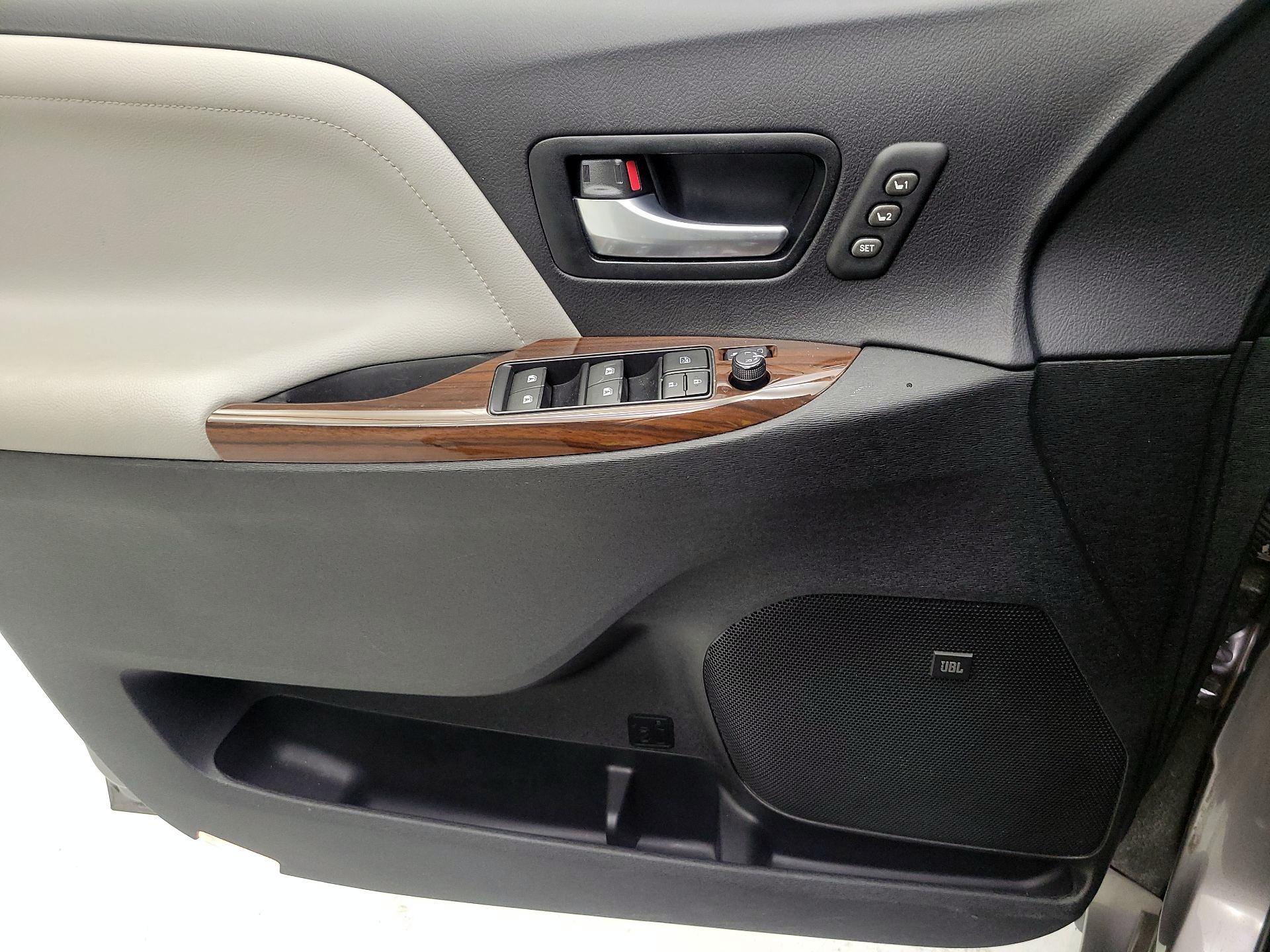 Thumbnail: 2017 Toyota Sienna - 10
