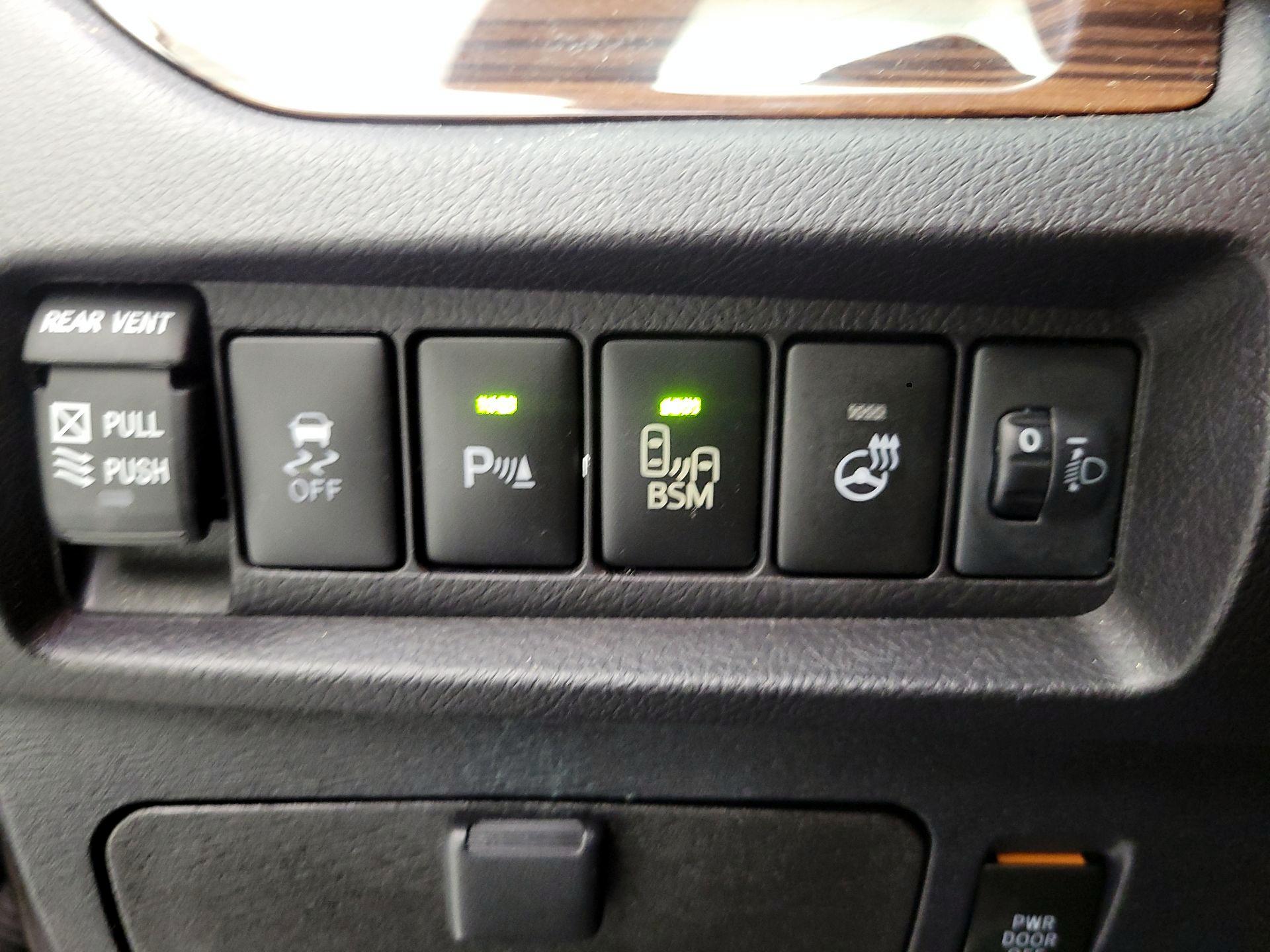 Thumbnail: 2017 Toyota Sienna - 11