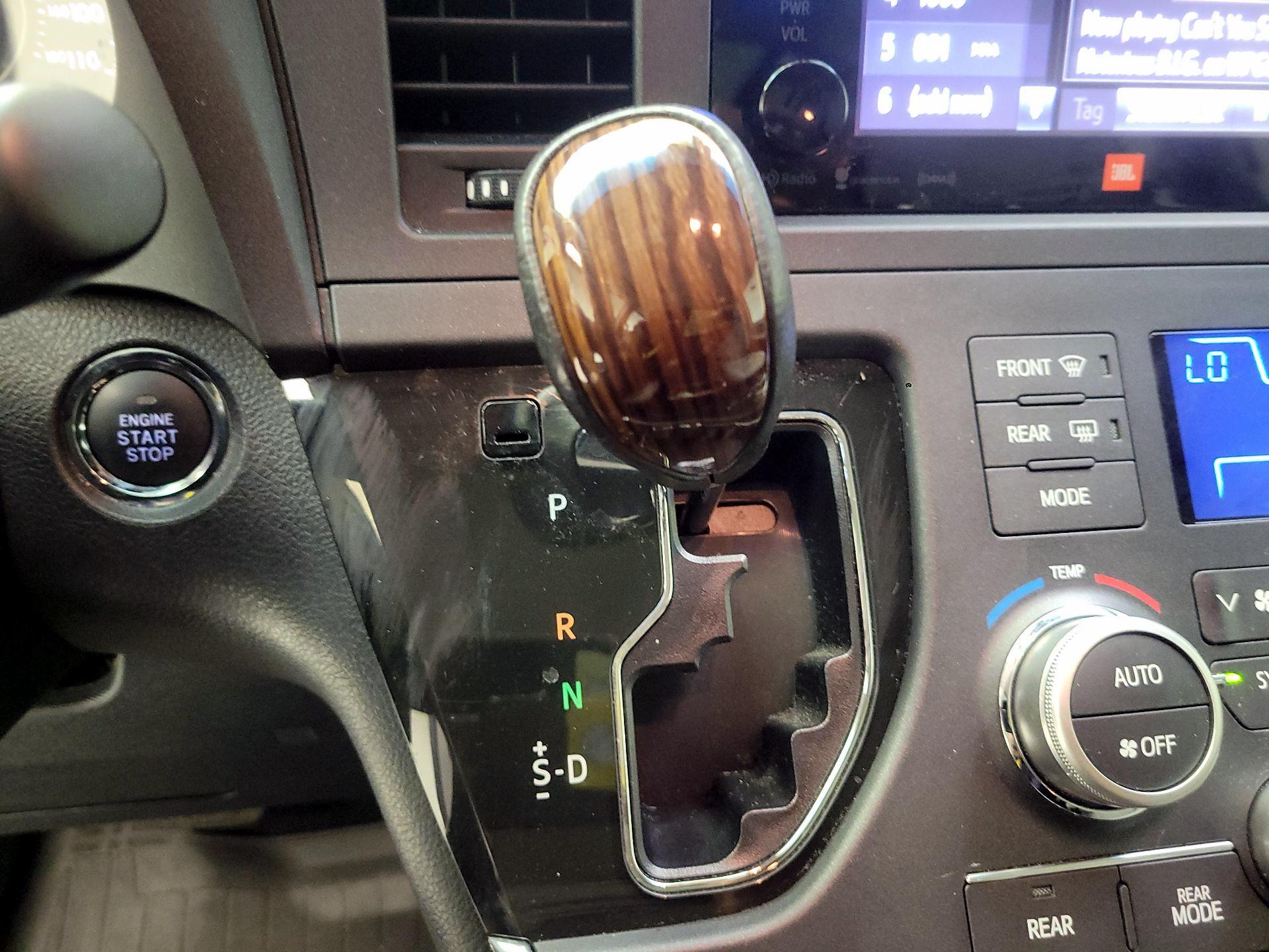 Thumbnail: 2017 Toyota Sienna - 16