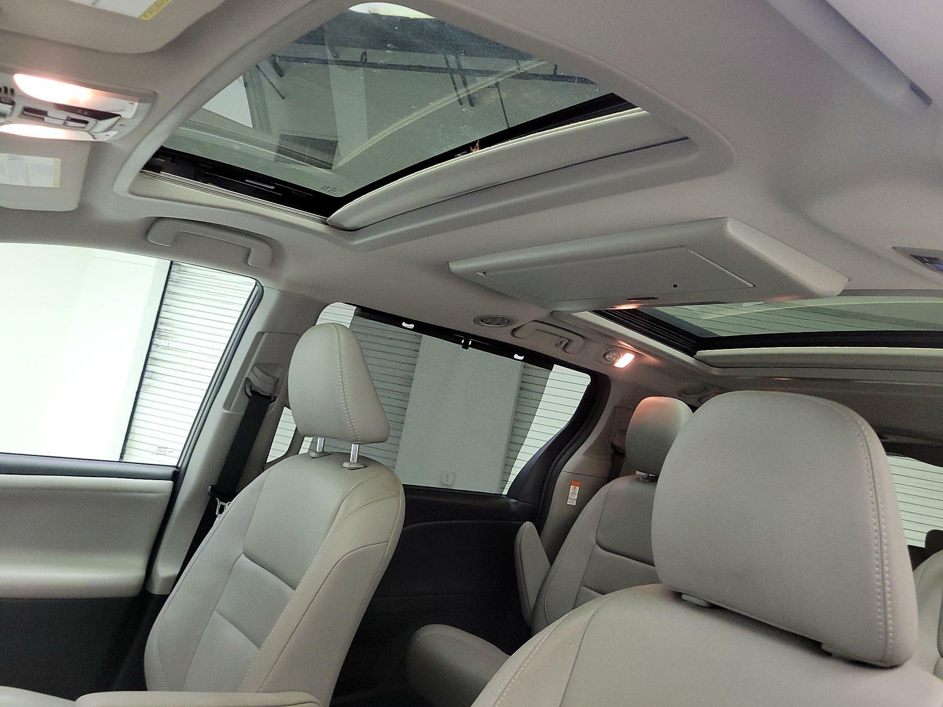 Thumbnail: 2017 Toyota Sienna - 18