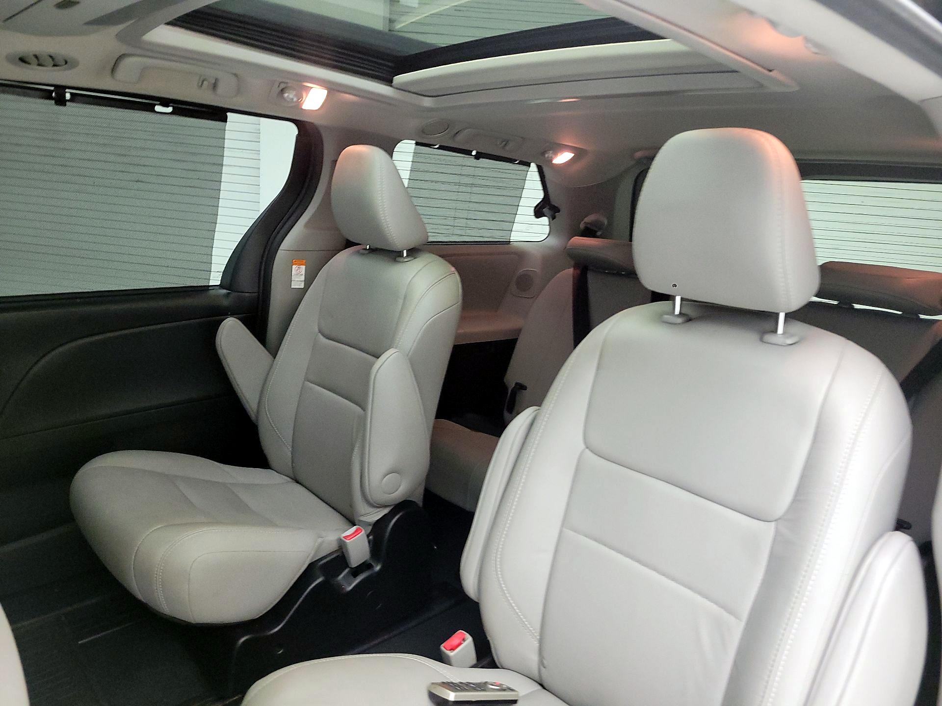 Thumbnail: 2017 Toyota Sienna - 19