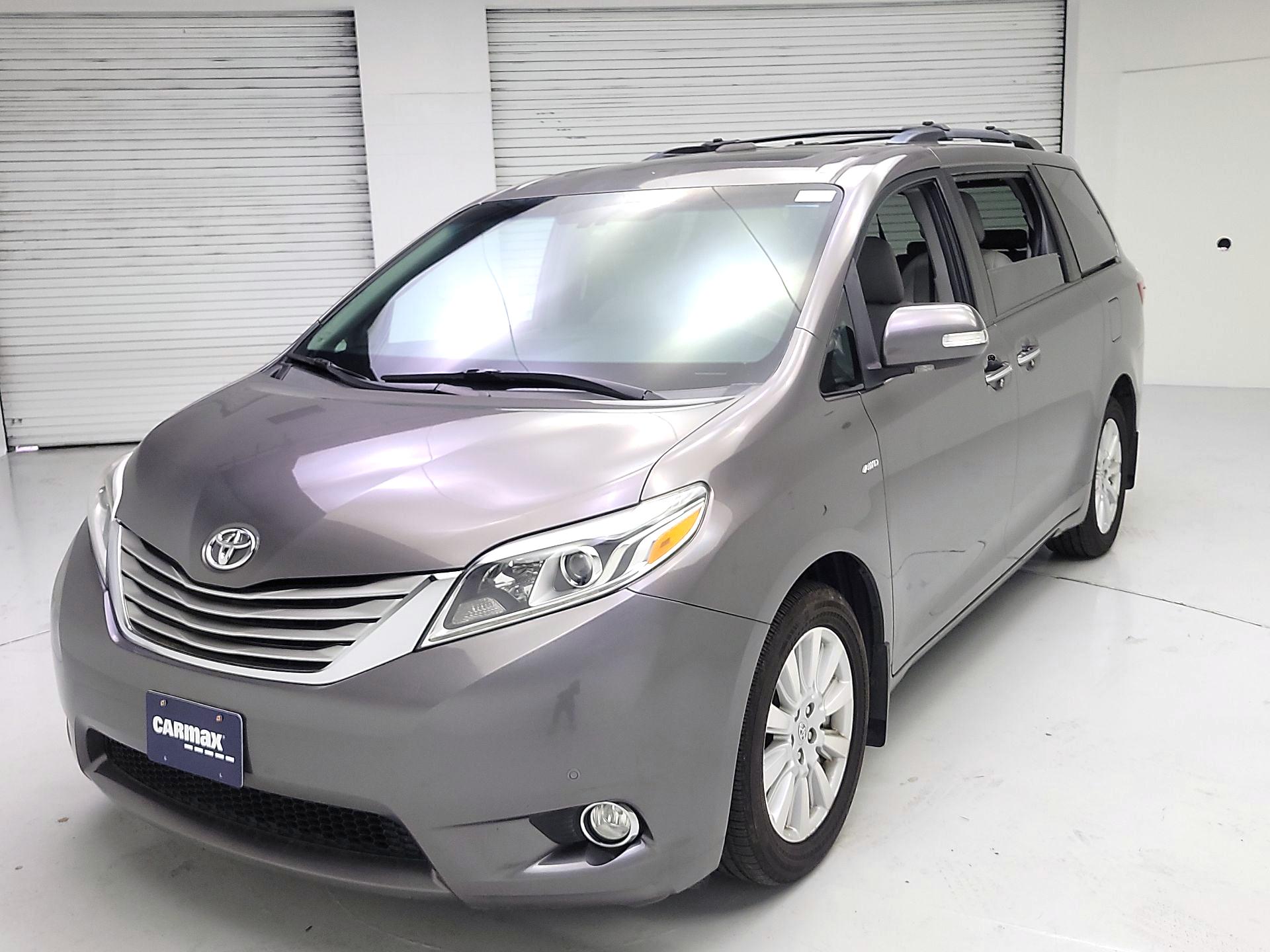 Thumbnail: 2017 Toyota Sienna - 3