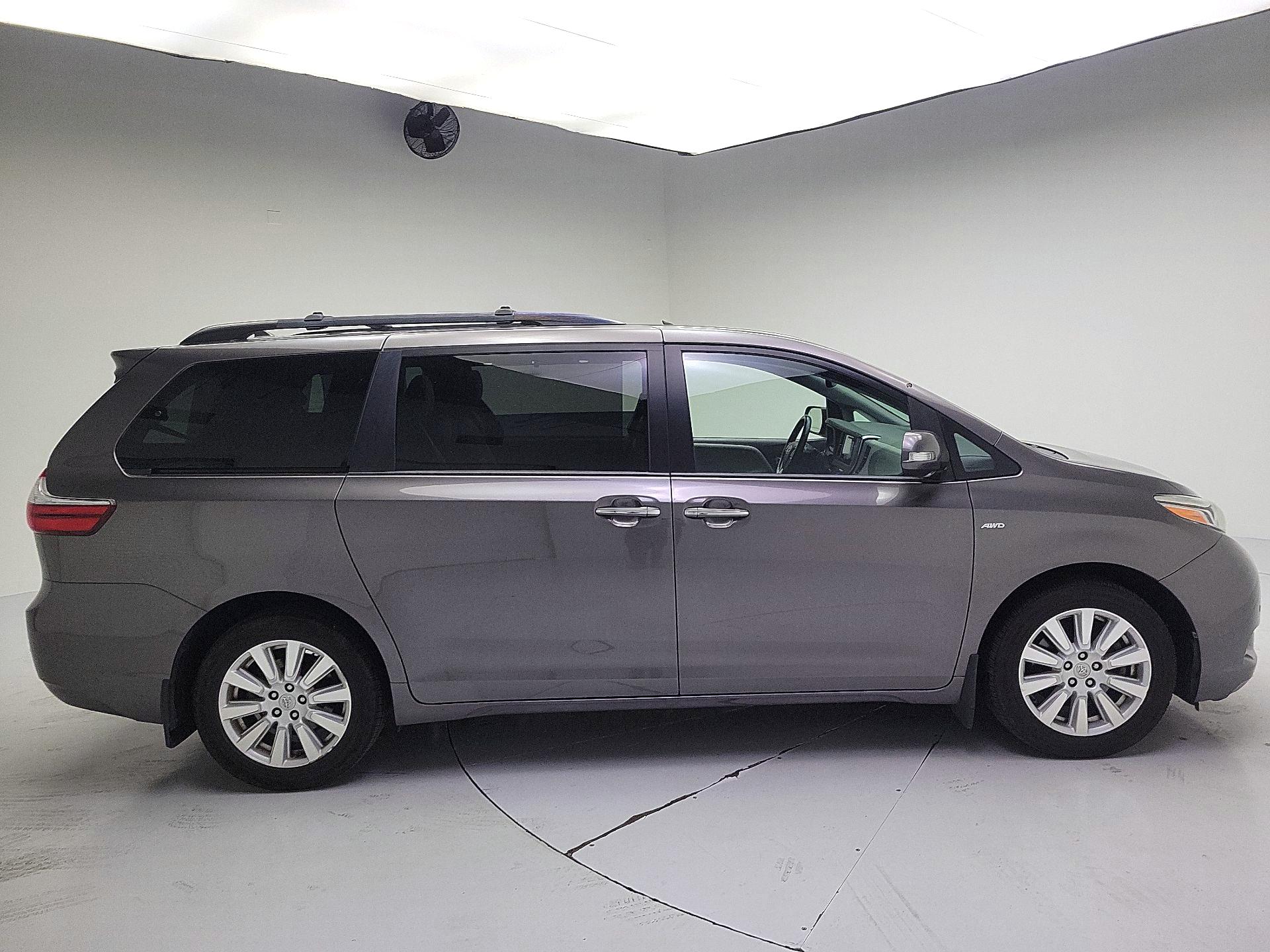 Thumbnail: 2017 Toyota Sienna - 4
