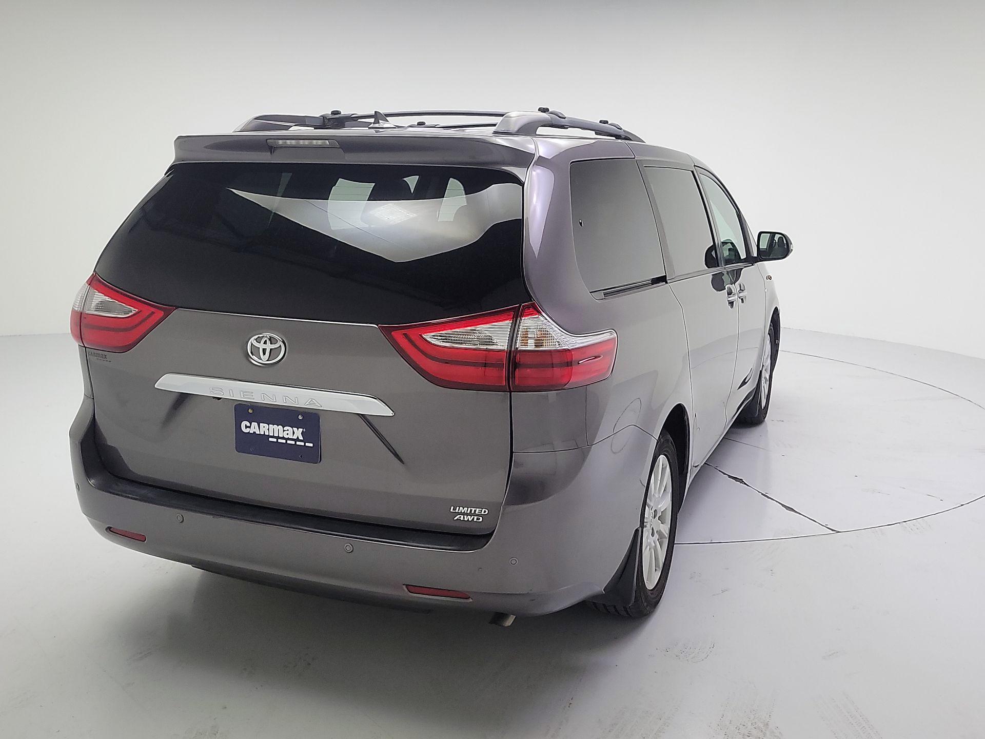 Thumbnail: 2017 Toyota Sienna - 5