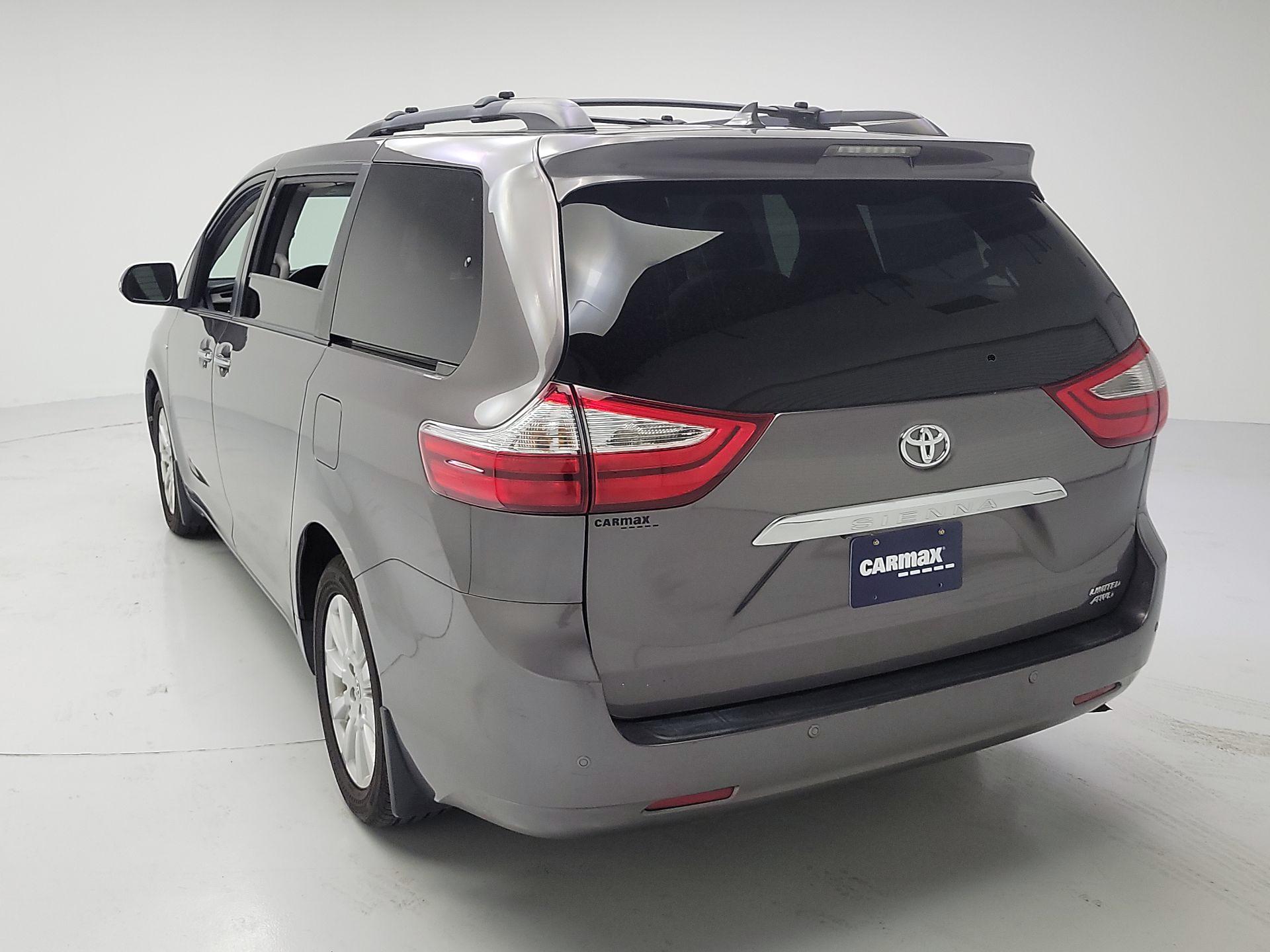 Thumbnail: 2017 Toyota Sienna - 7