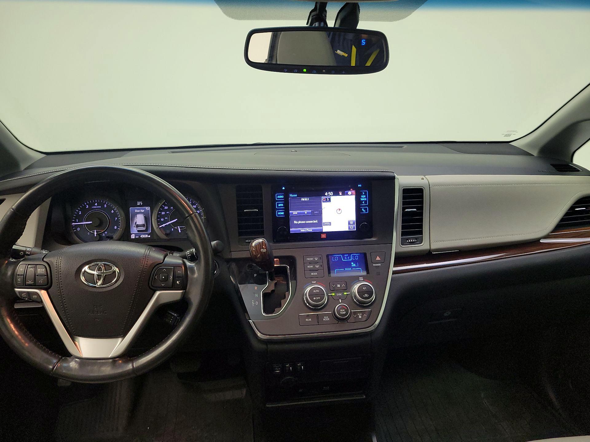 Thumbnail: 2017 Toyota Sienna - 8
