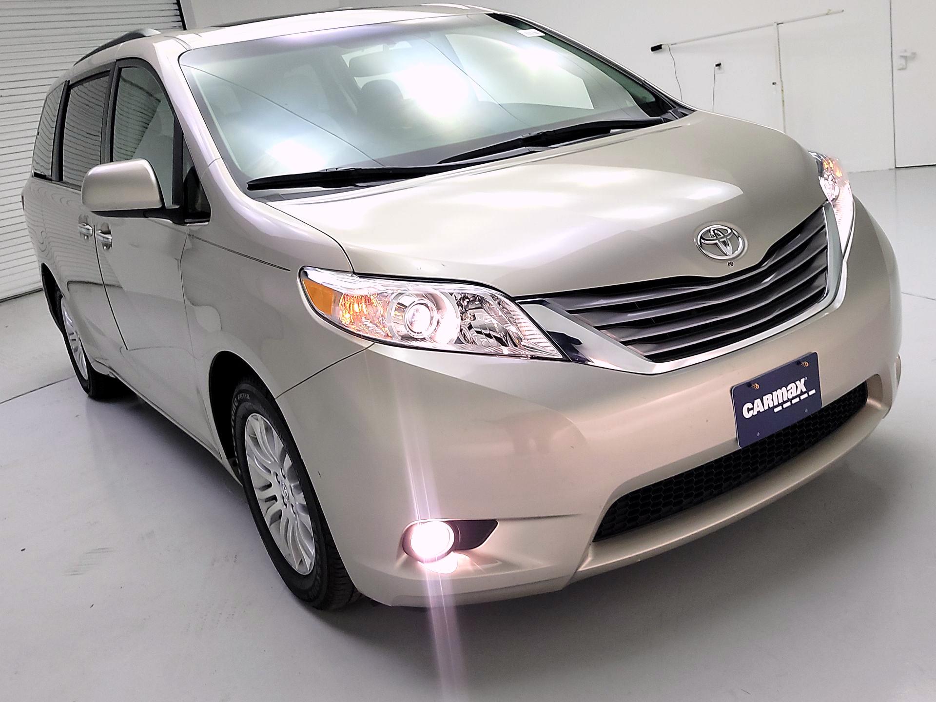 Thumbnail: 2017 Toyota Sienna - 1