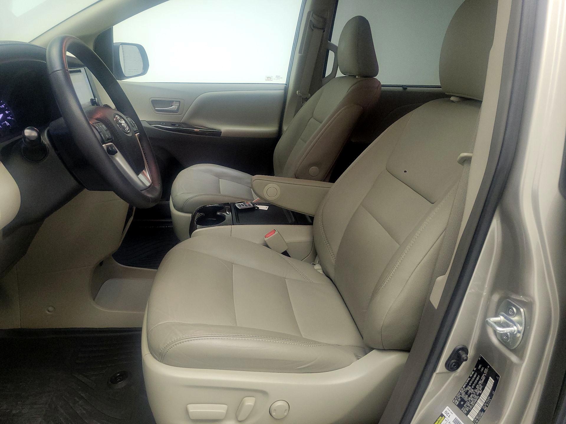 Thumbnail: 2017 Toyota Sienna - 9