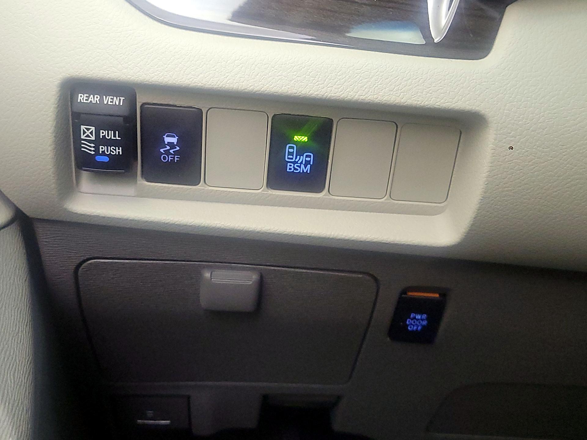 Thumbnail: 2017 Toyota Sienna - 11