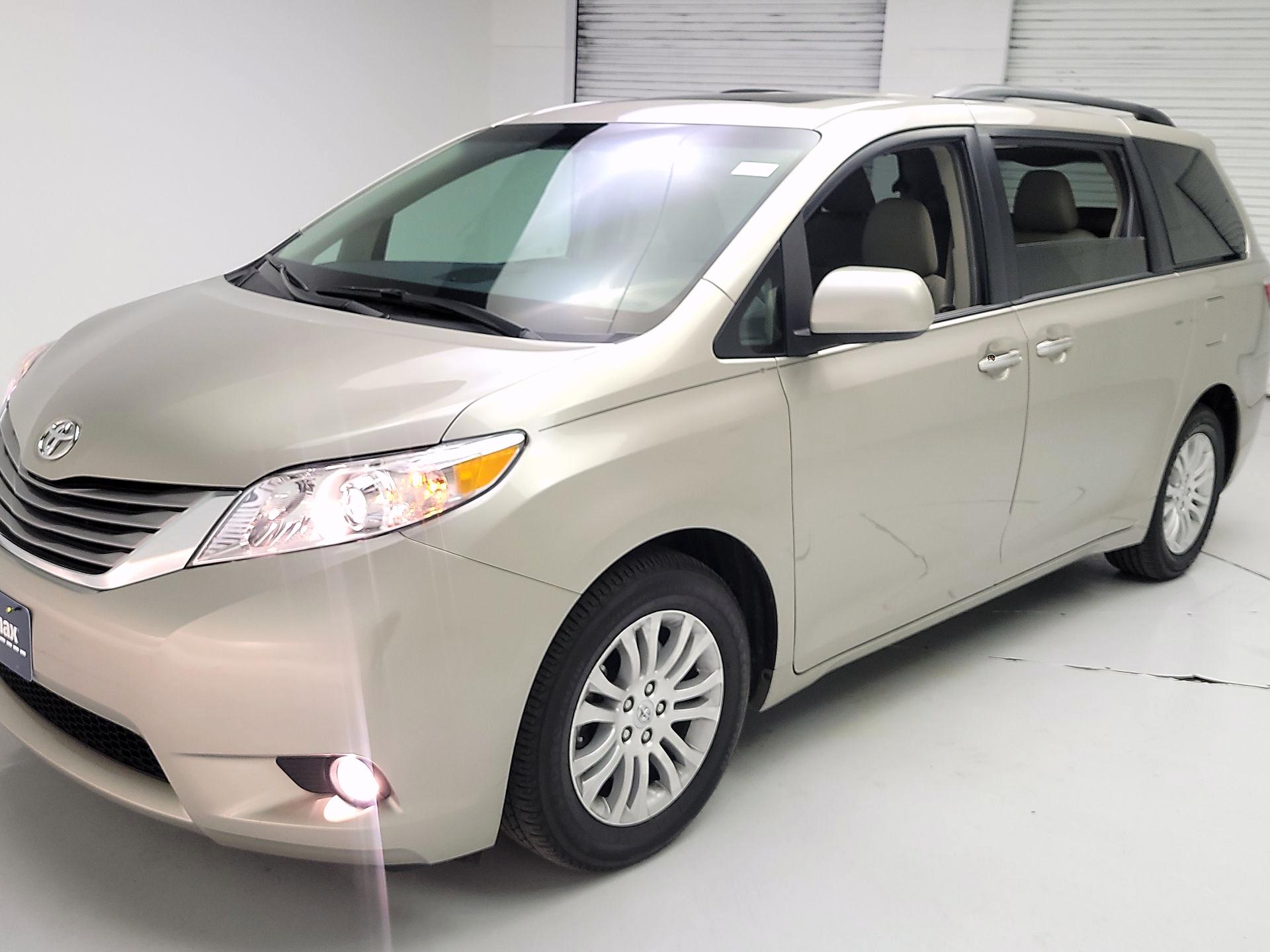 Thumbnail: 2017 Toyota Sienna - 3