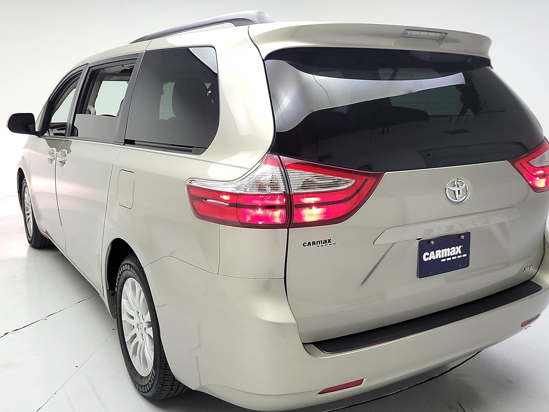 Thumbnail: 2017 Toyota Sienna - 7