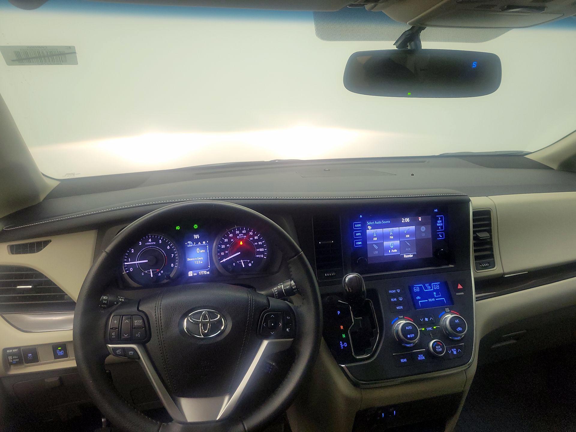 Thumbnail: 2017 Toyota Sienna - 8