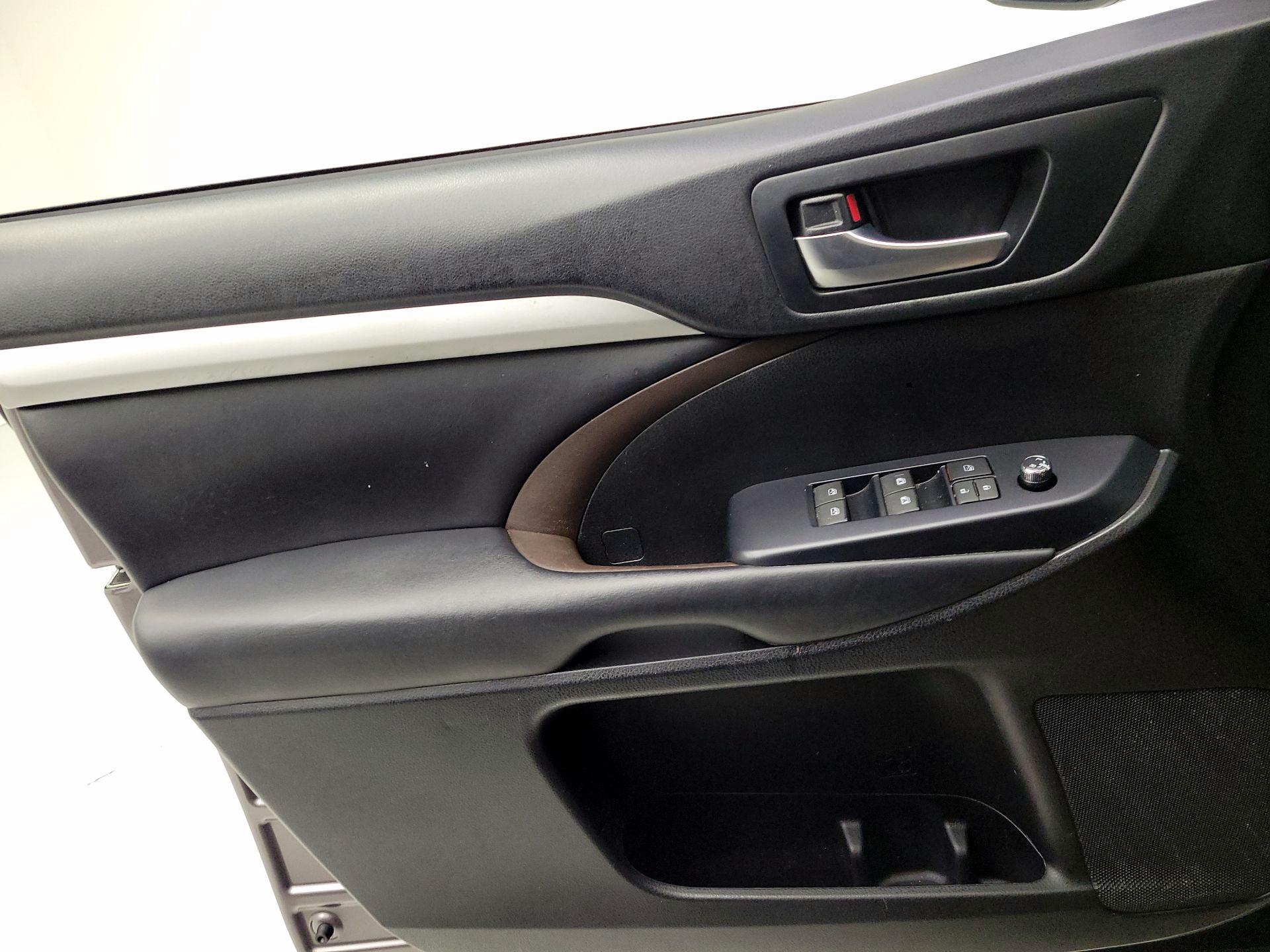 Thumbnail: 2019 Toyota Highlander - 10