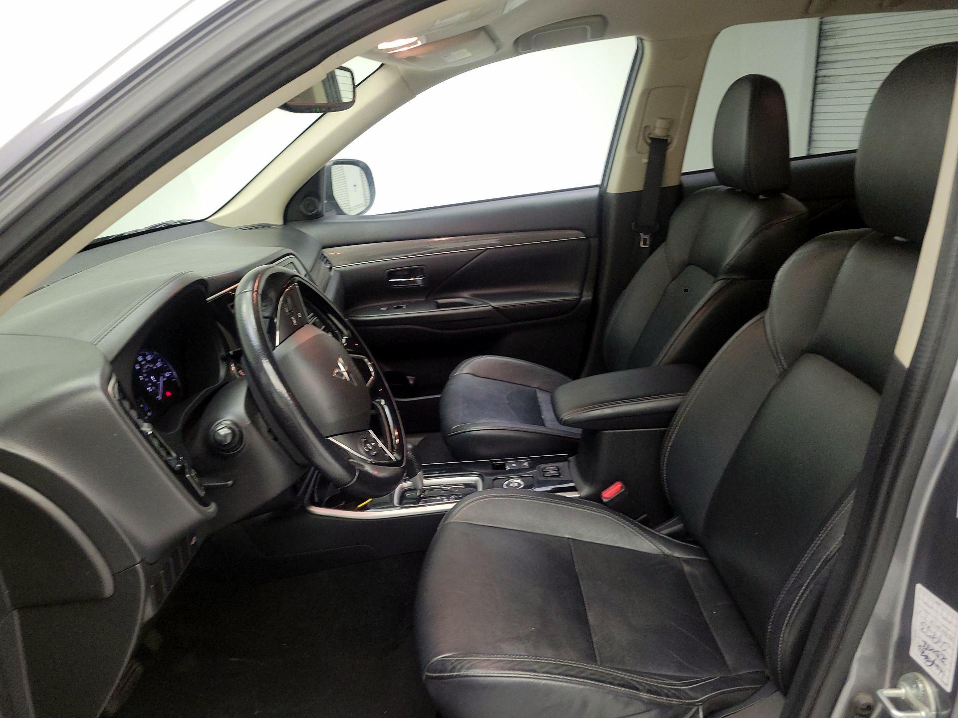 Thumbnail: 2019 Mitsubishi Outlander - 9