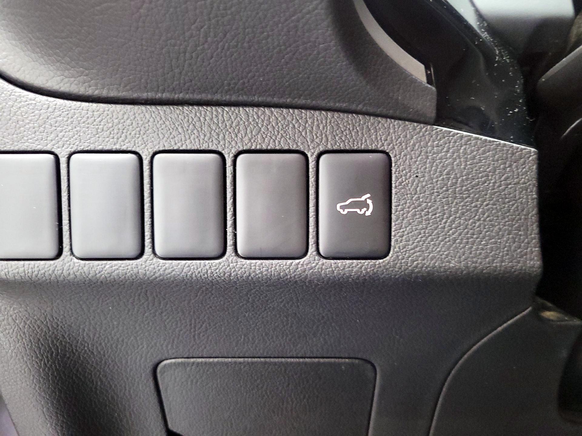 Thumbnail: 2019 Mitsubishi Outlander - 11