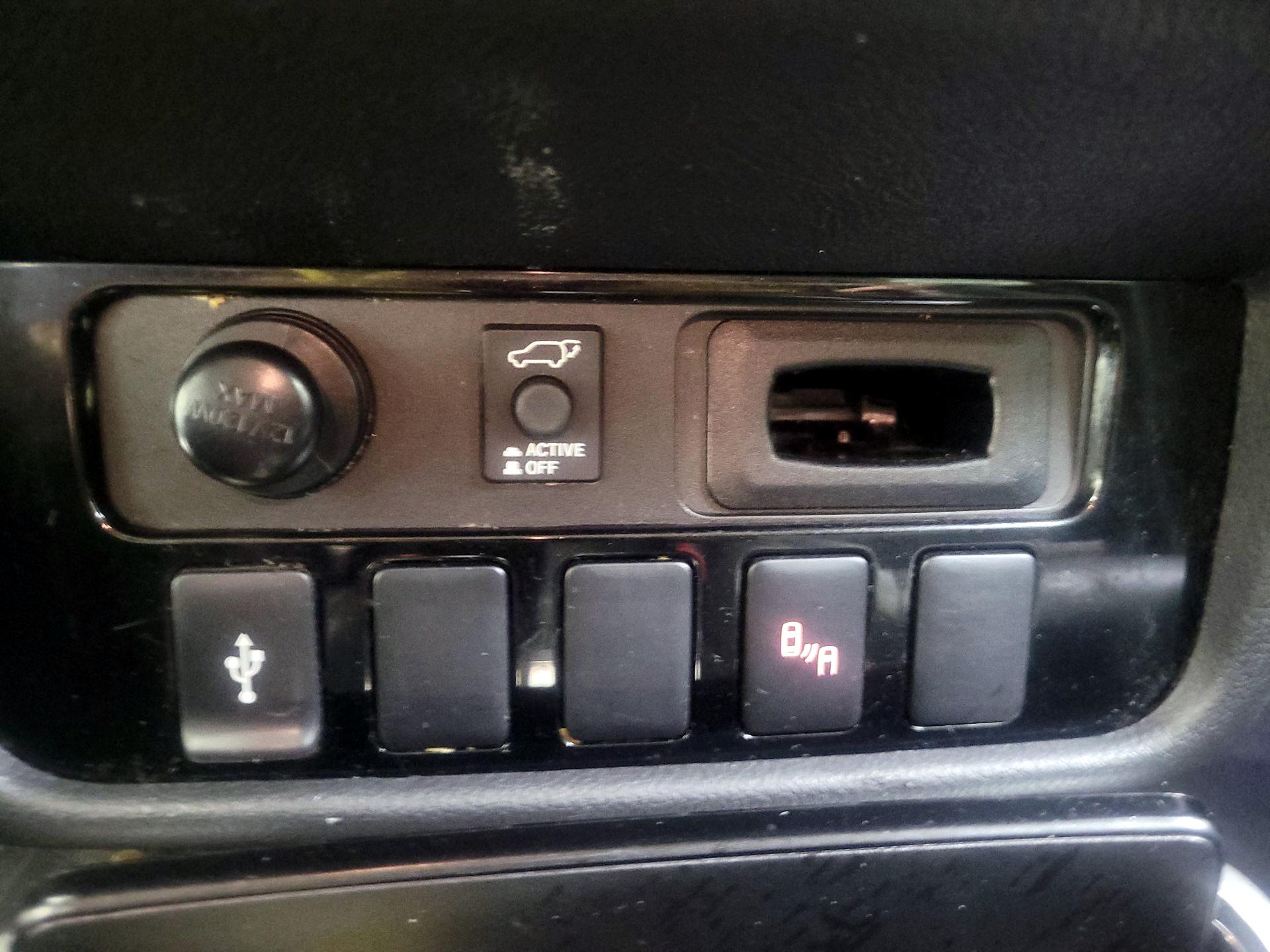Thumbnail: 2019 Mitsubishi Outlander - 16