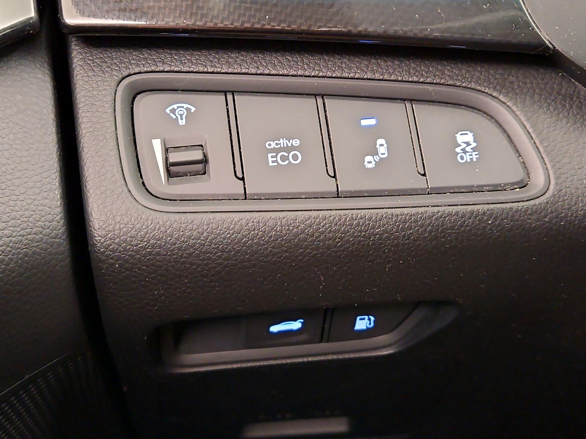 Thumbnail: 2016 Hyundai Azera - 13