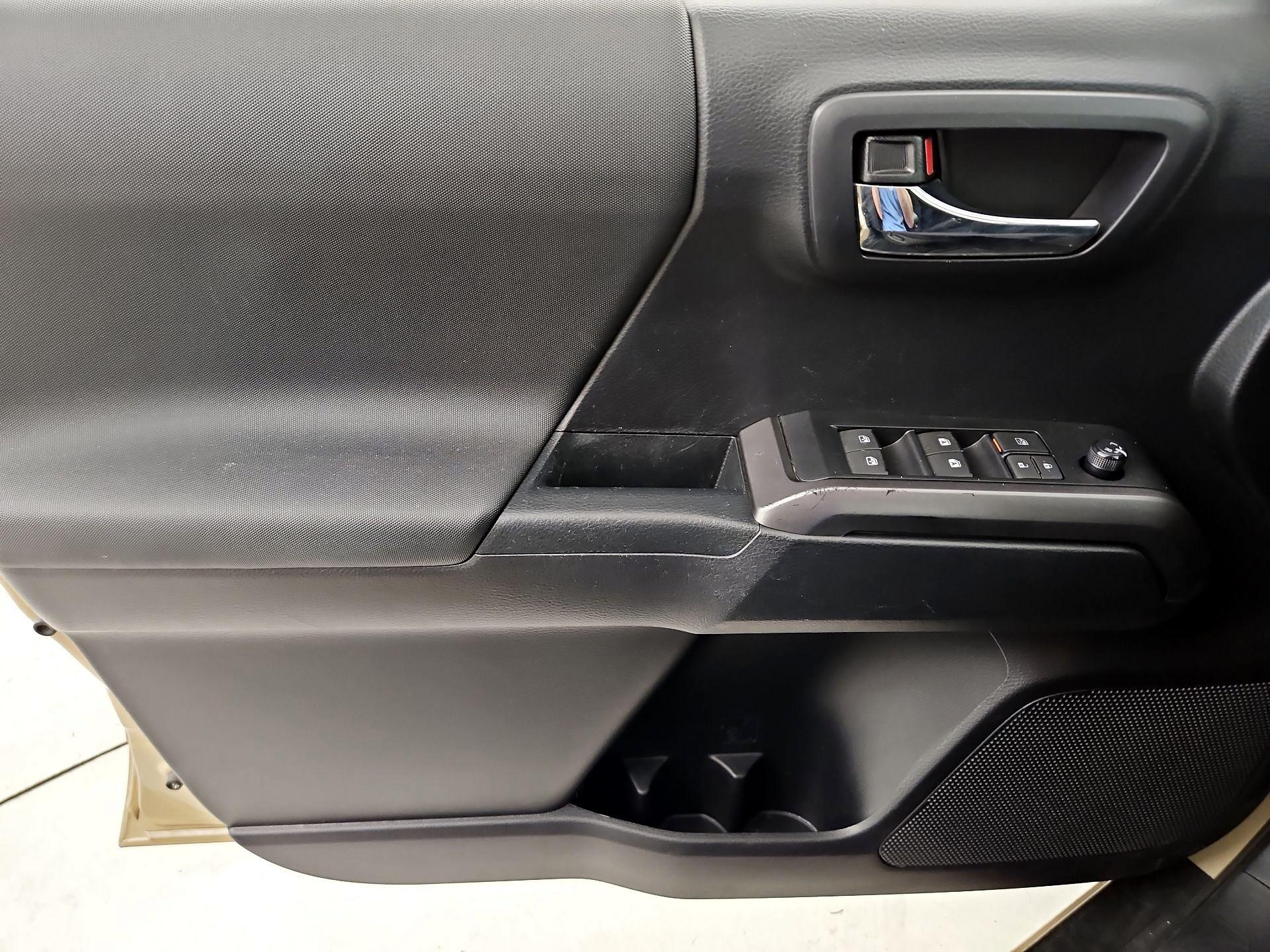 Thumbnail: 2020 Toyota Tacoma - 12