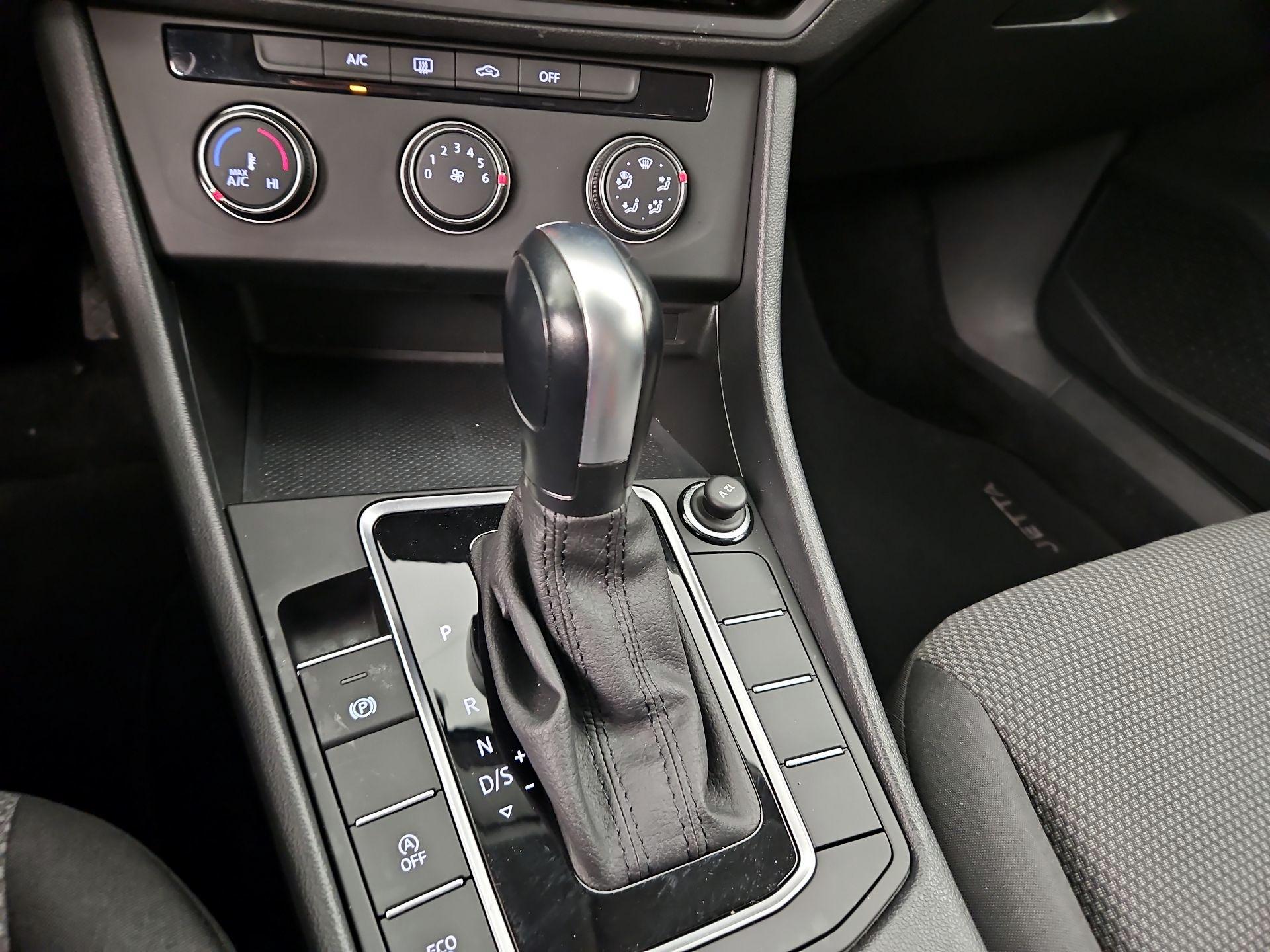 Thumbnail: 2021 Volkswagen Jetta - 17