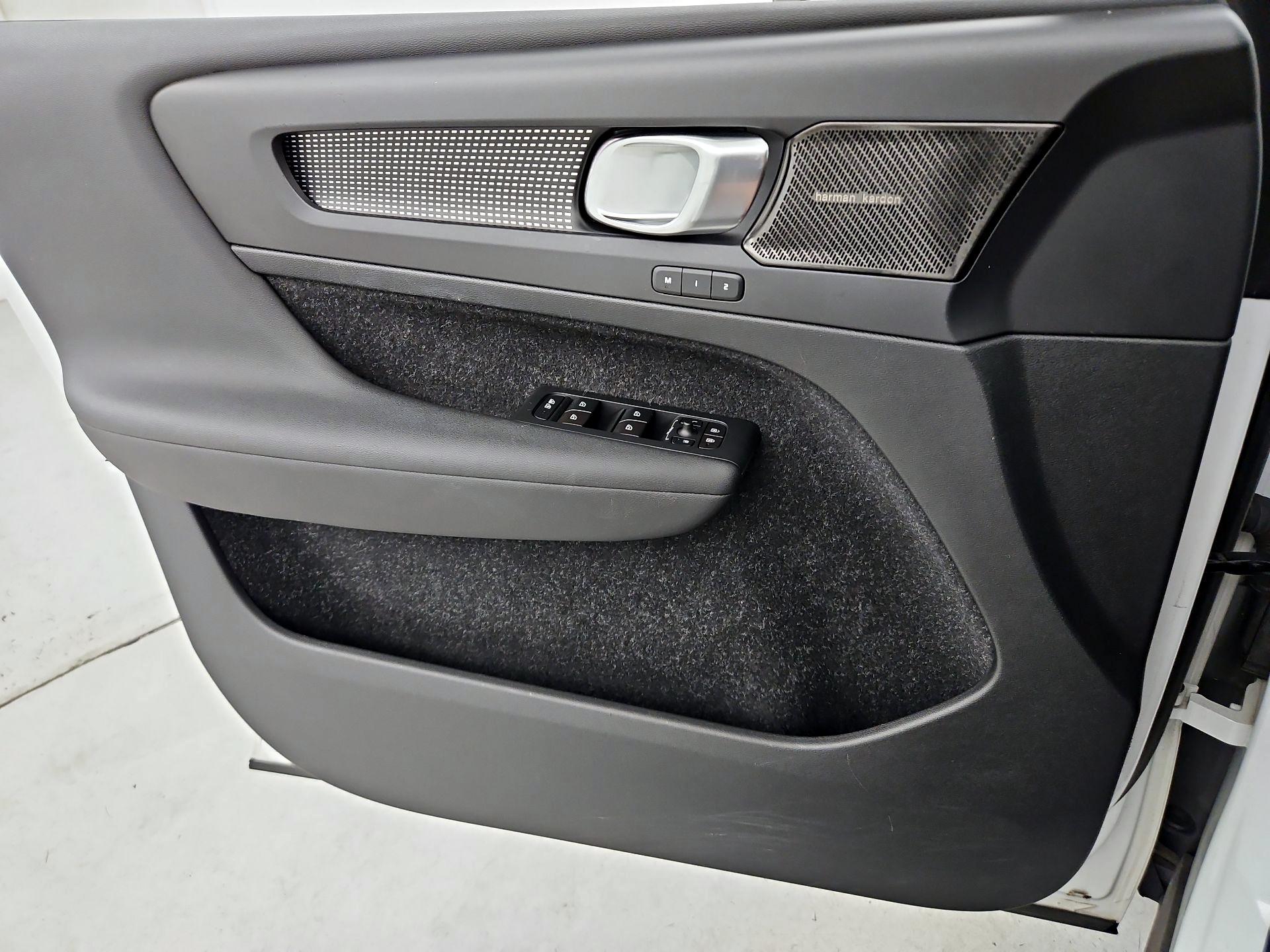 Thumbnail: 2021 Volvo XC40 - 12