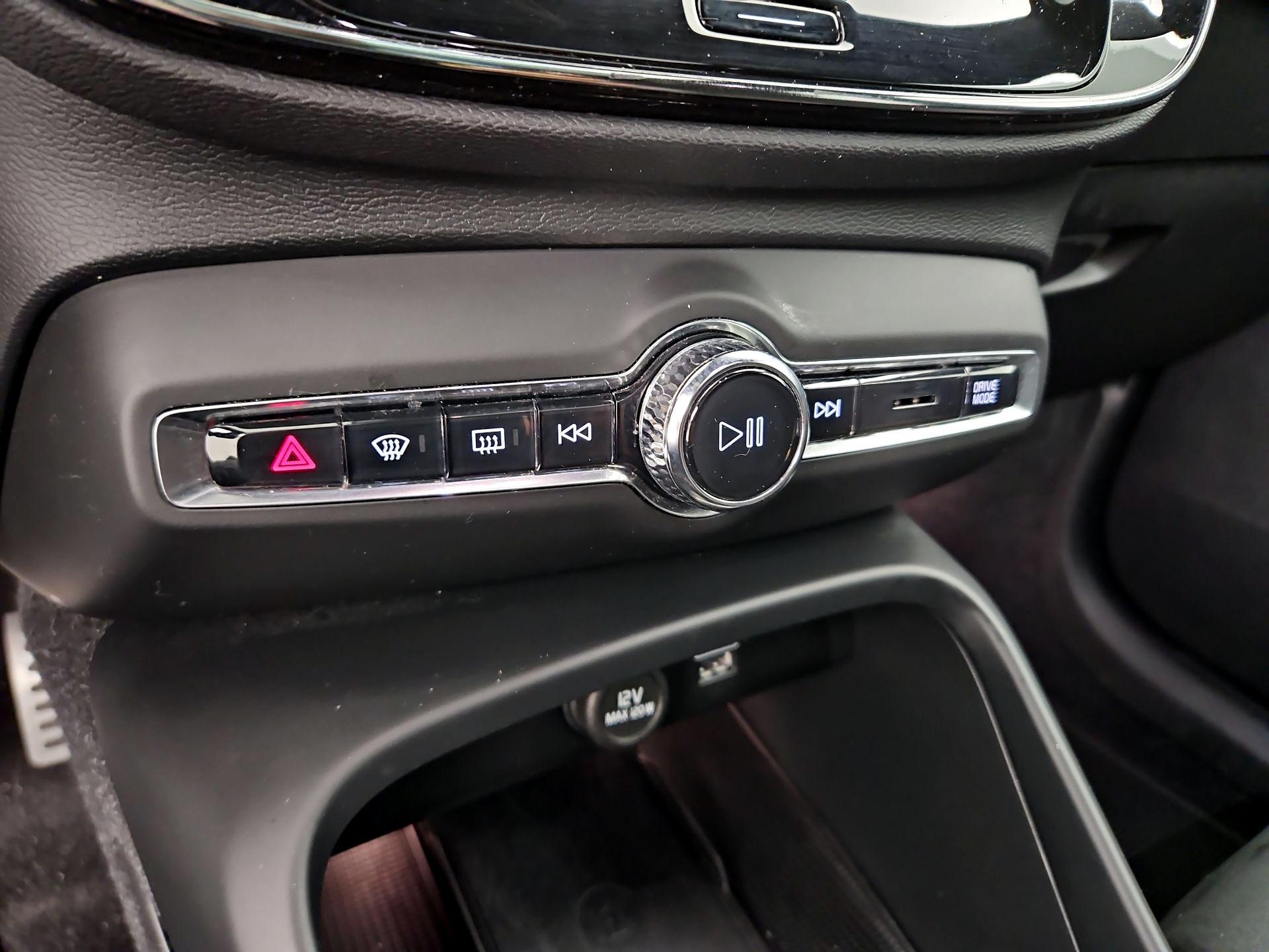 Thumbnail: 2021 Volvo XC40 - 16