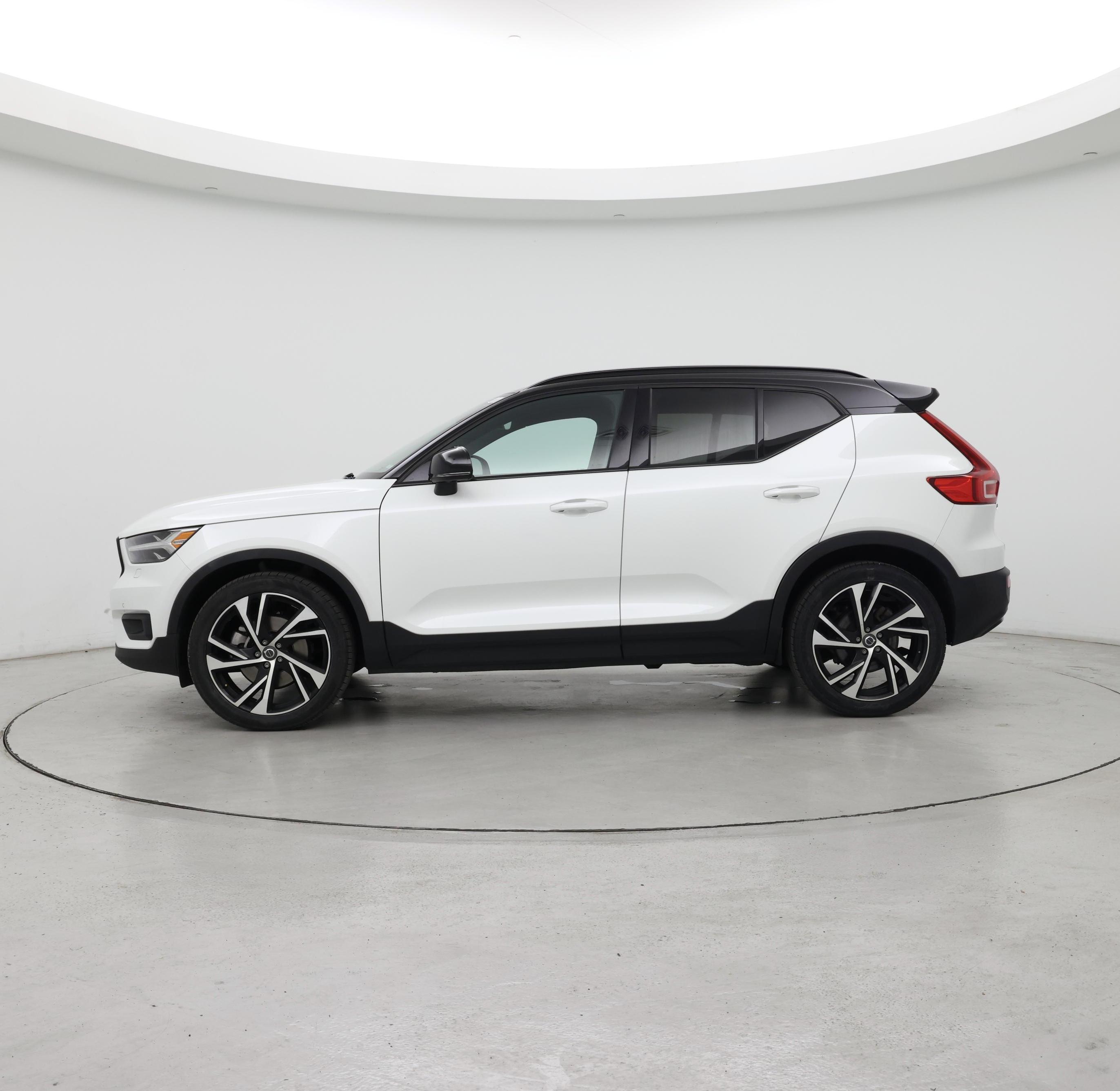 Thumbnail: 2021 Volvo XC40 - 3