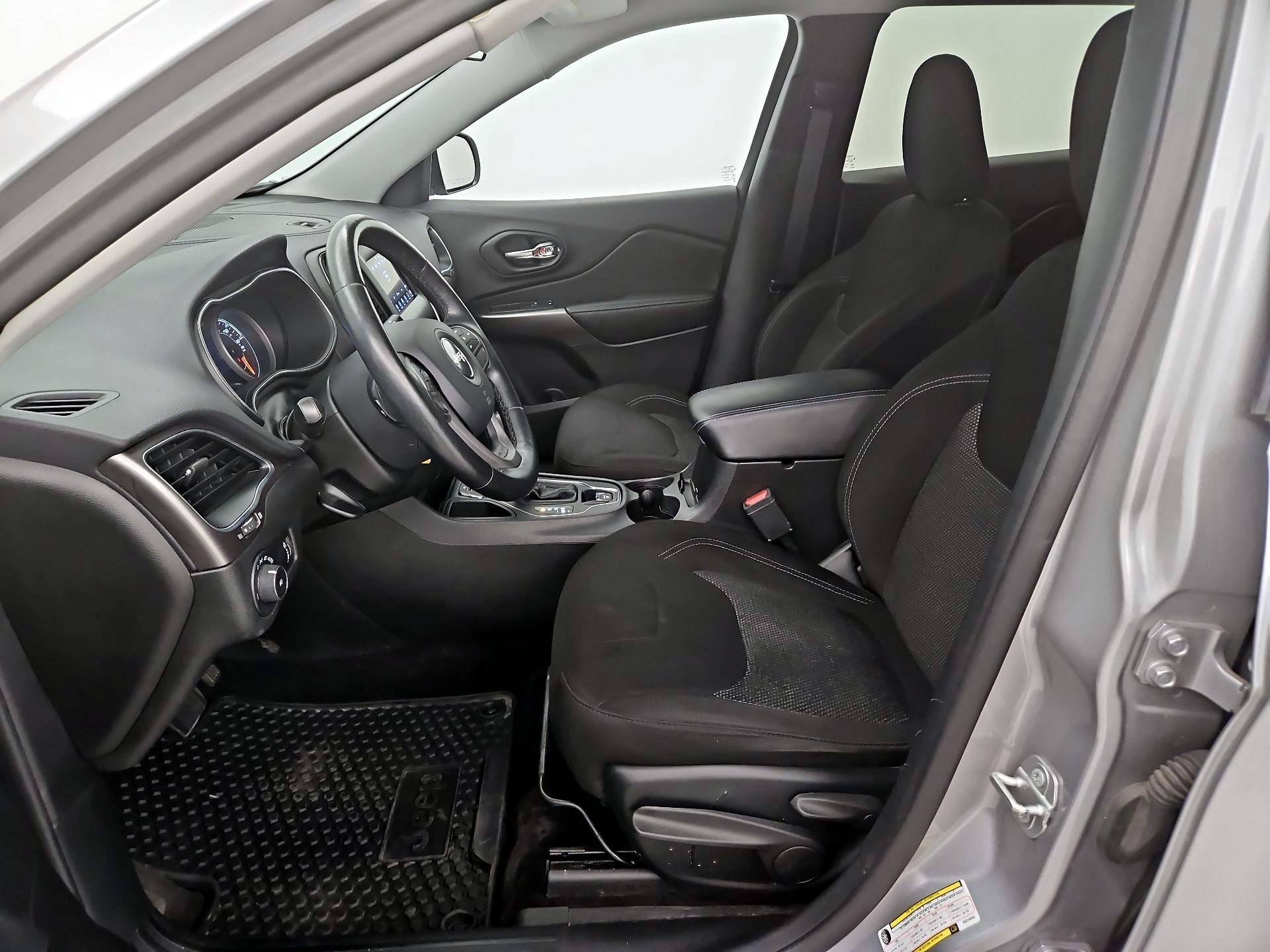 Thumbnail: 2019 Jeep Cherokee - 11