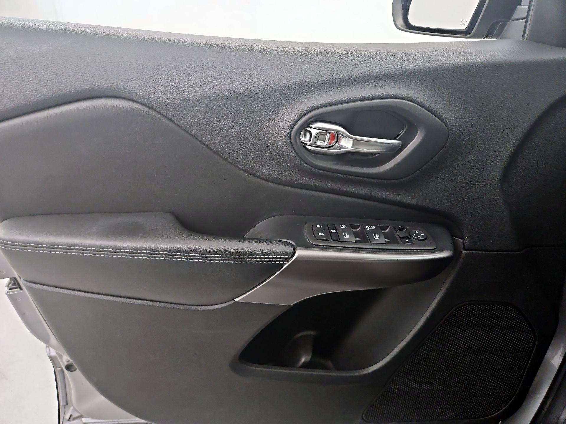 Thumbnail: 2019 Jeep Cherokee - 12