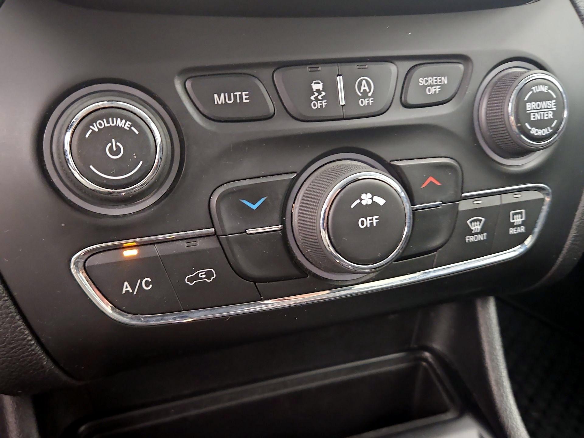 Thumbnail: 2019 Jeep Cherokee - 16