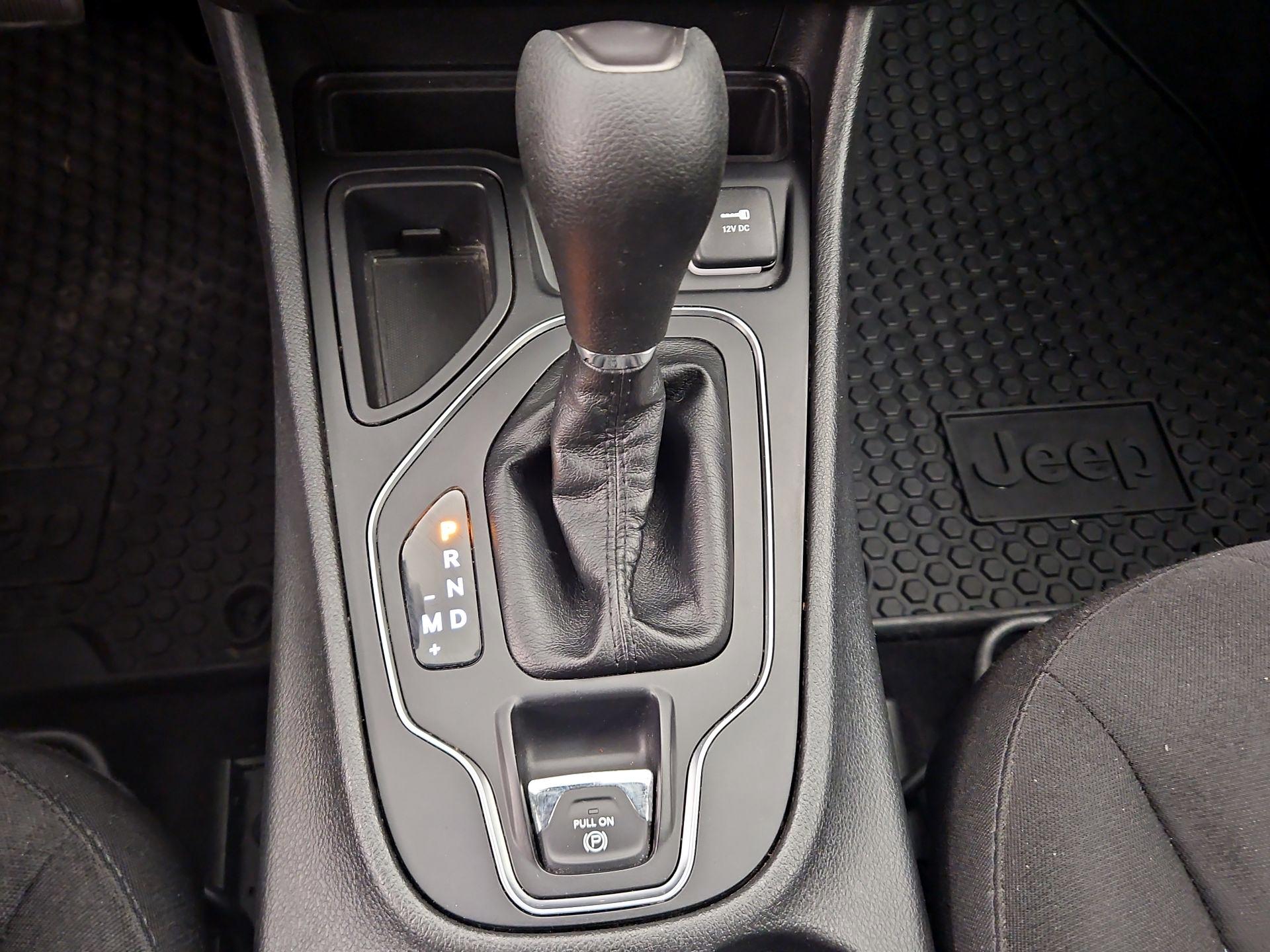 Thumbnail: 2019 Jeep Cherokee - 17