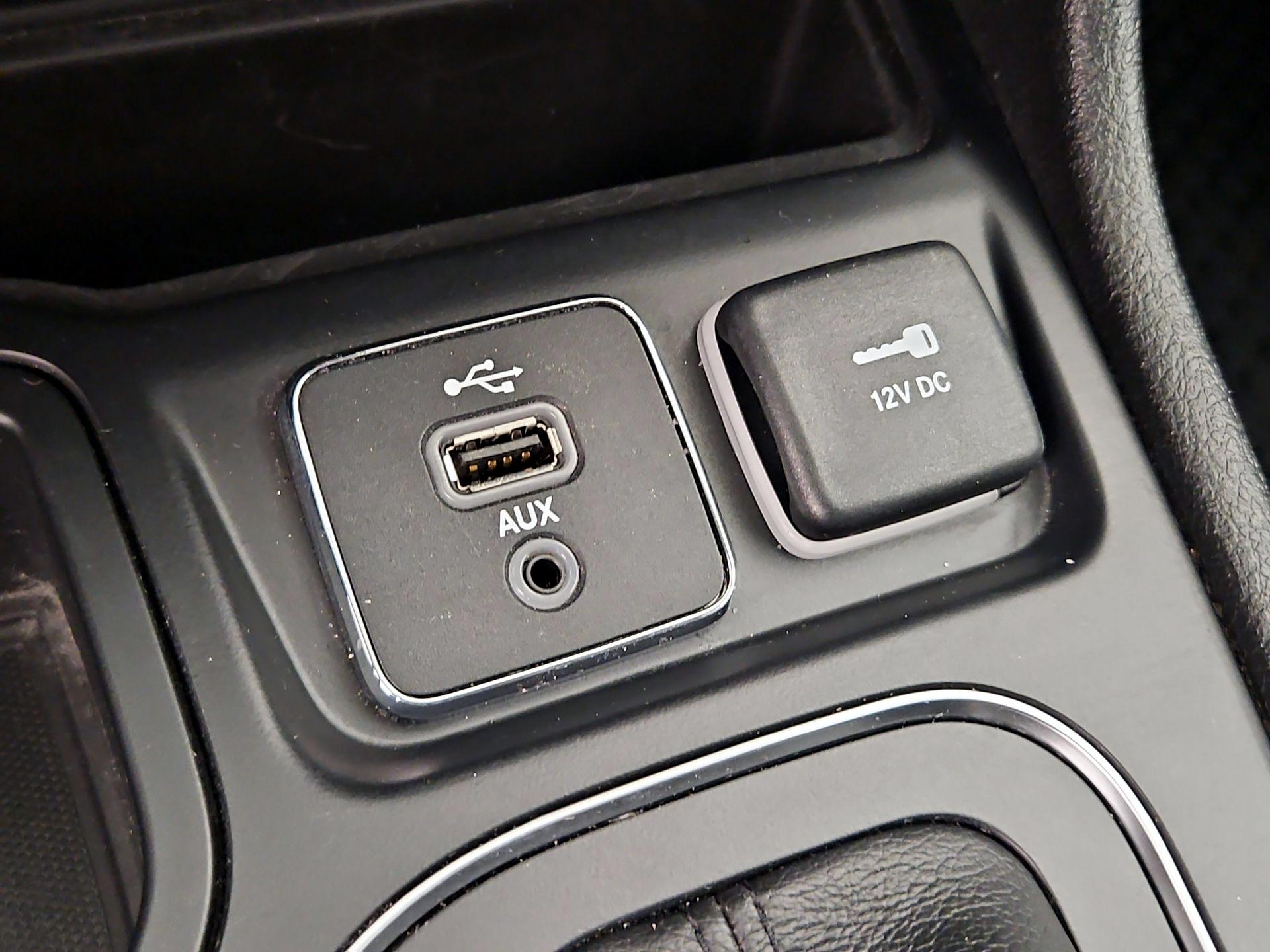 Thumbnail: 2019 Jeep Cherokee - 18