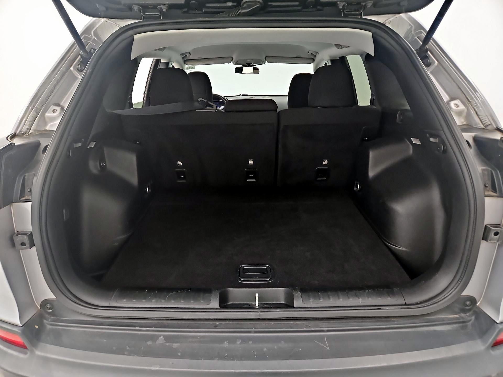 Thumbnail: 2019 Jeep Cherokee - 20