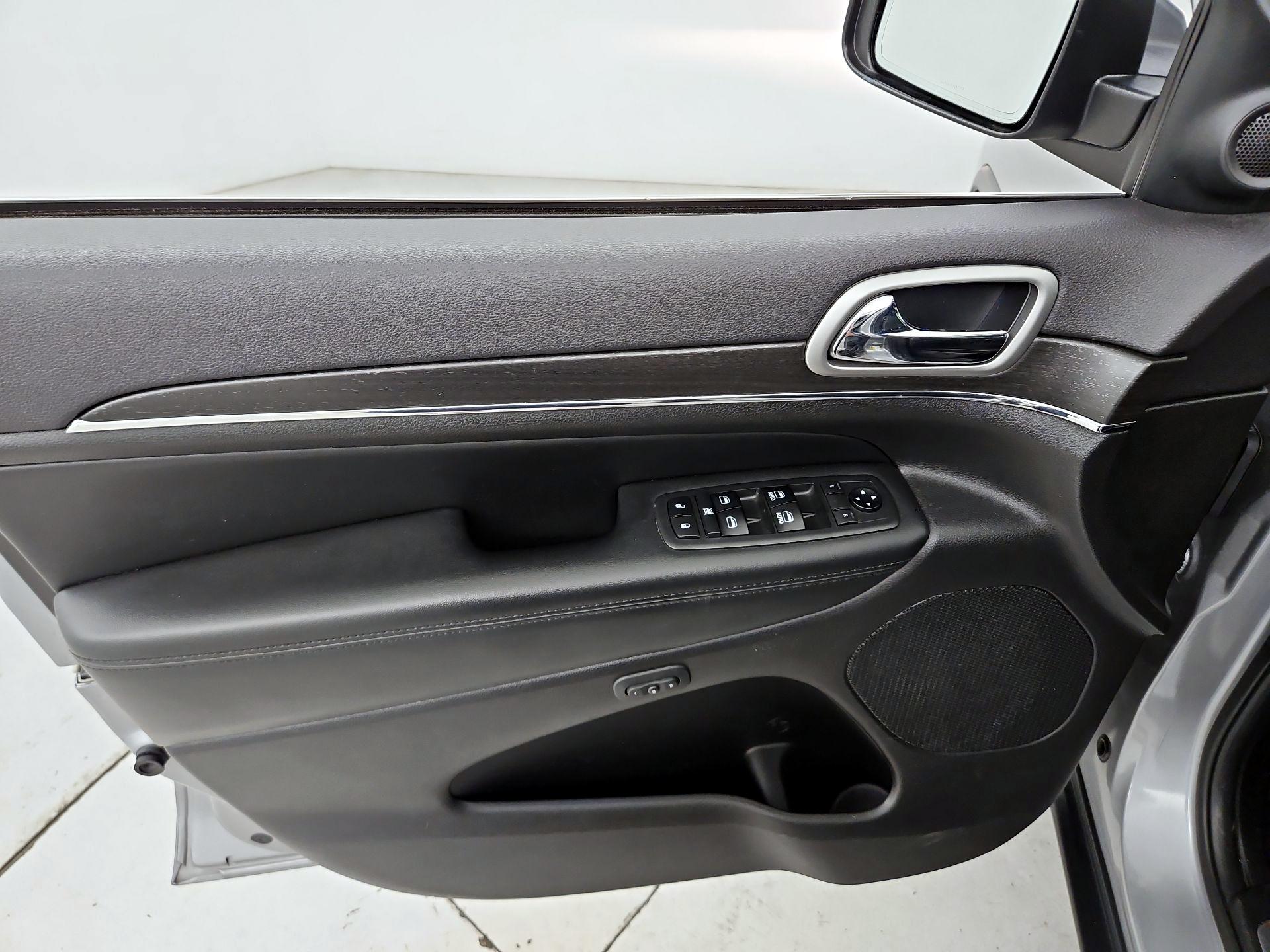 Thumbnail: 2018 Jeep Grand Cherokee - 12