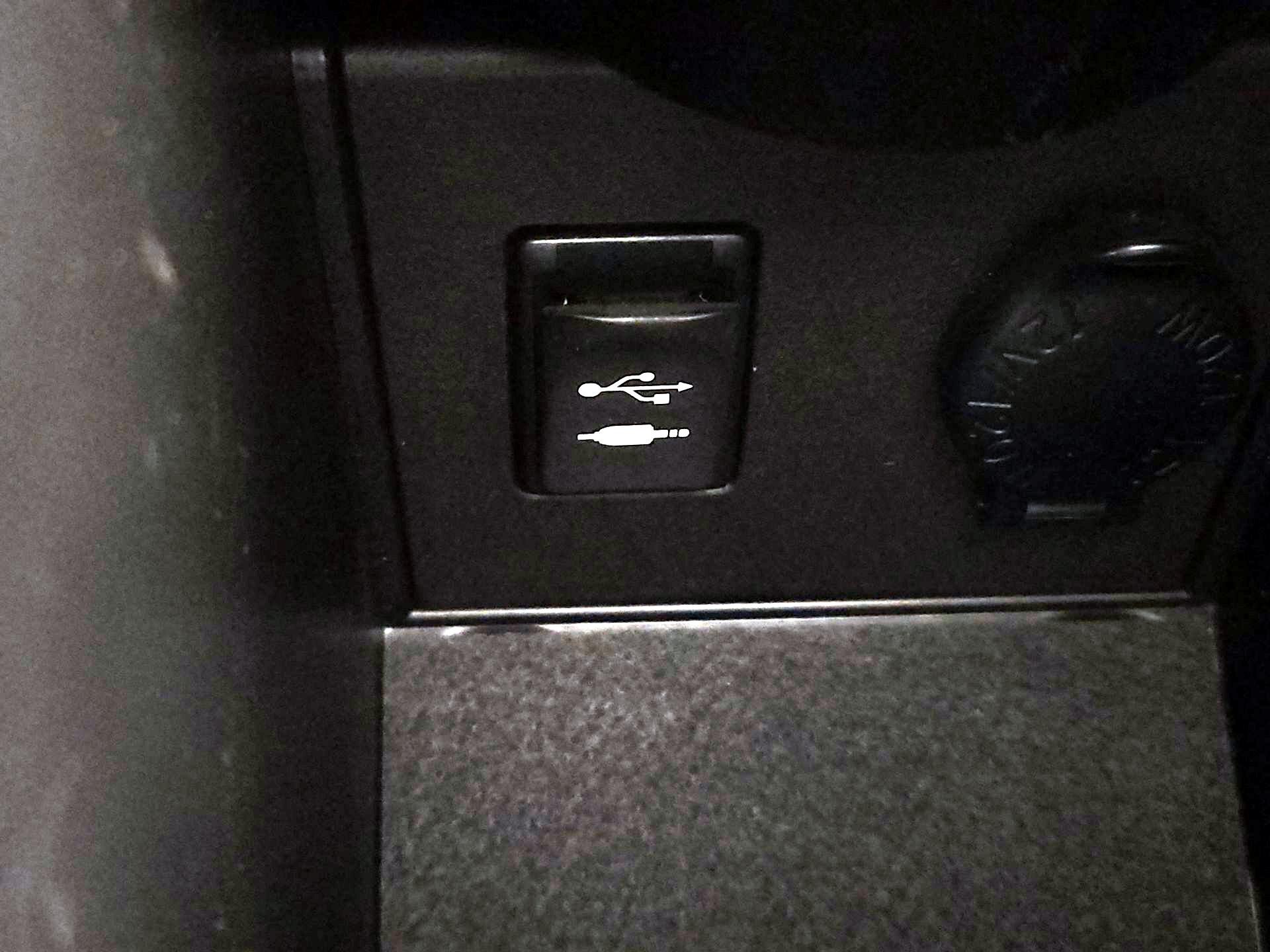 Thumbnail: 2014 Toyota Prius - 19