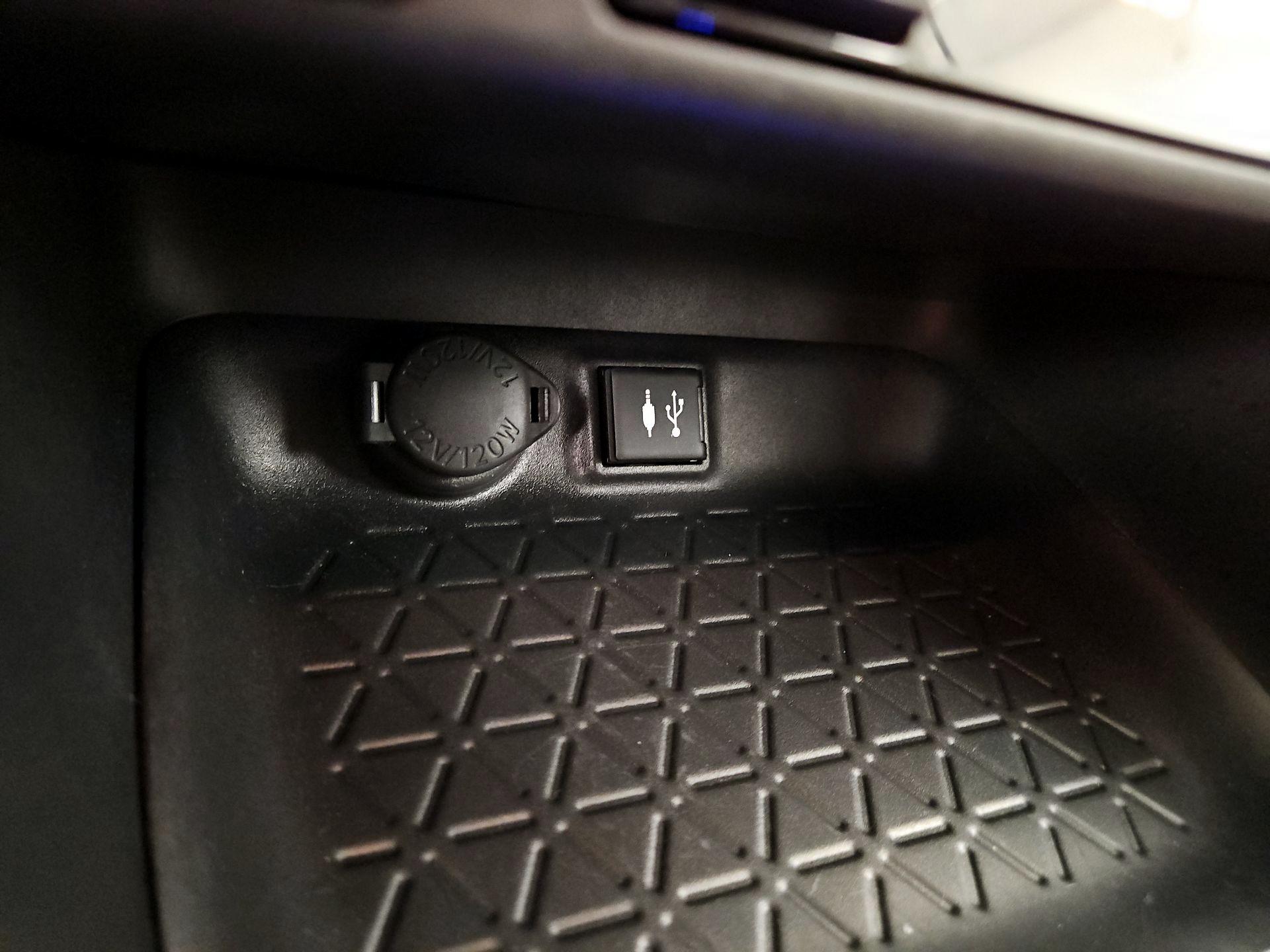 Thumbnail: 2019 Toyota RAV4 - 18