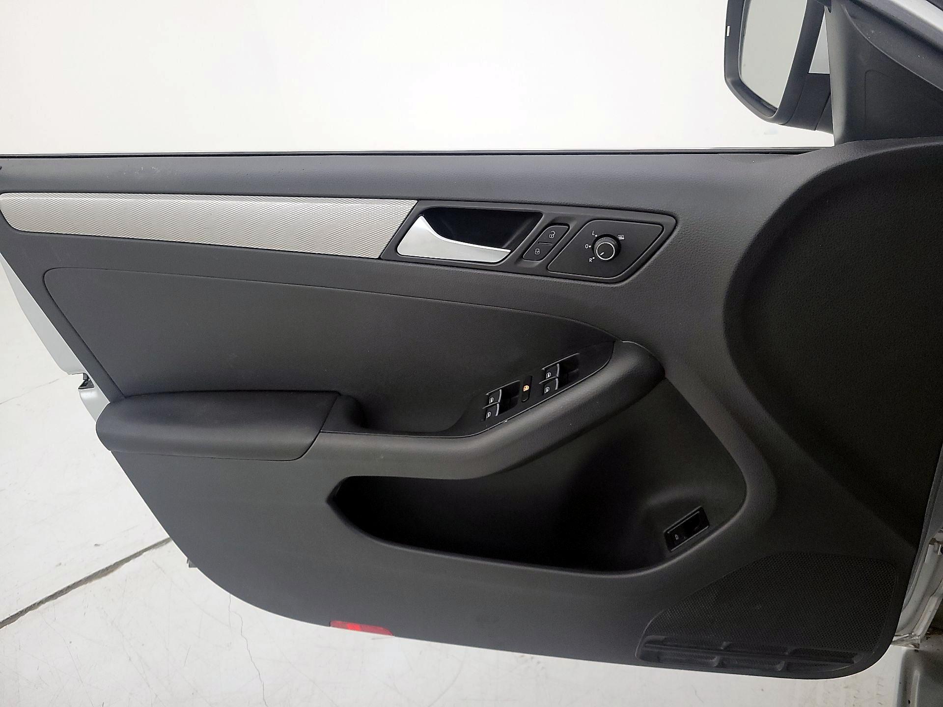 Thumbnail: 2015 Volkswagen Jetta - 12