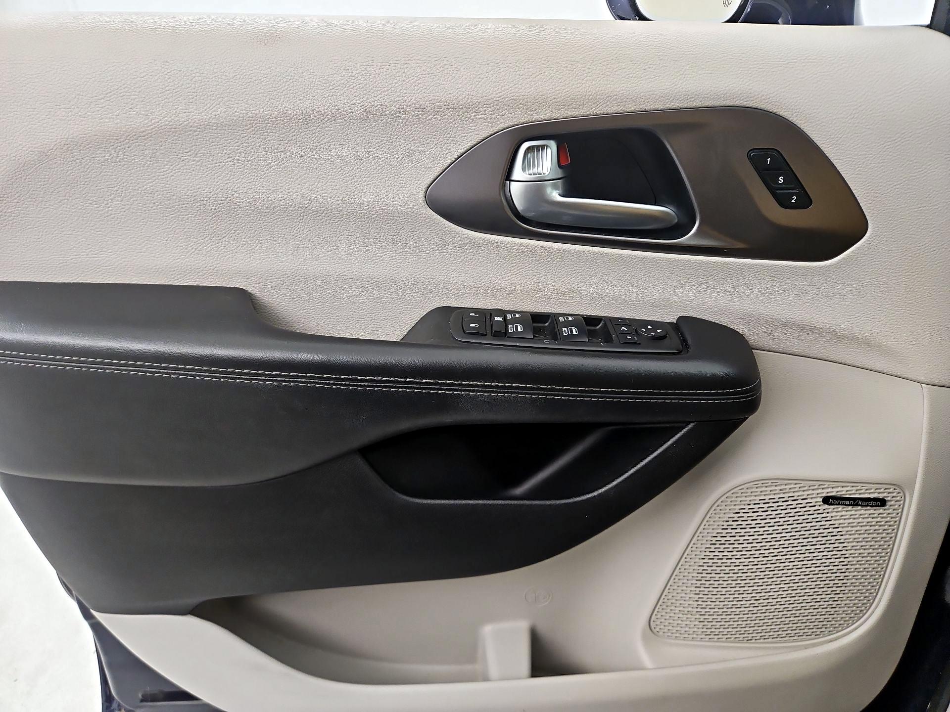 Thumbnail: 2018 Chrysler Pacifica - 12