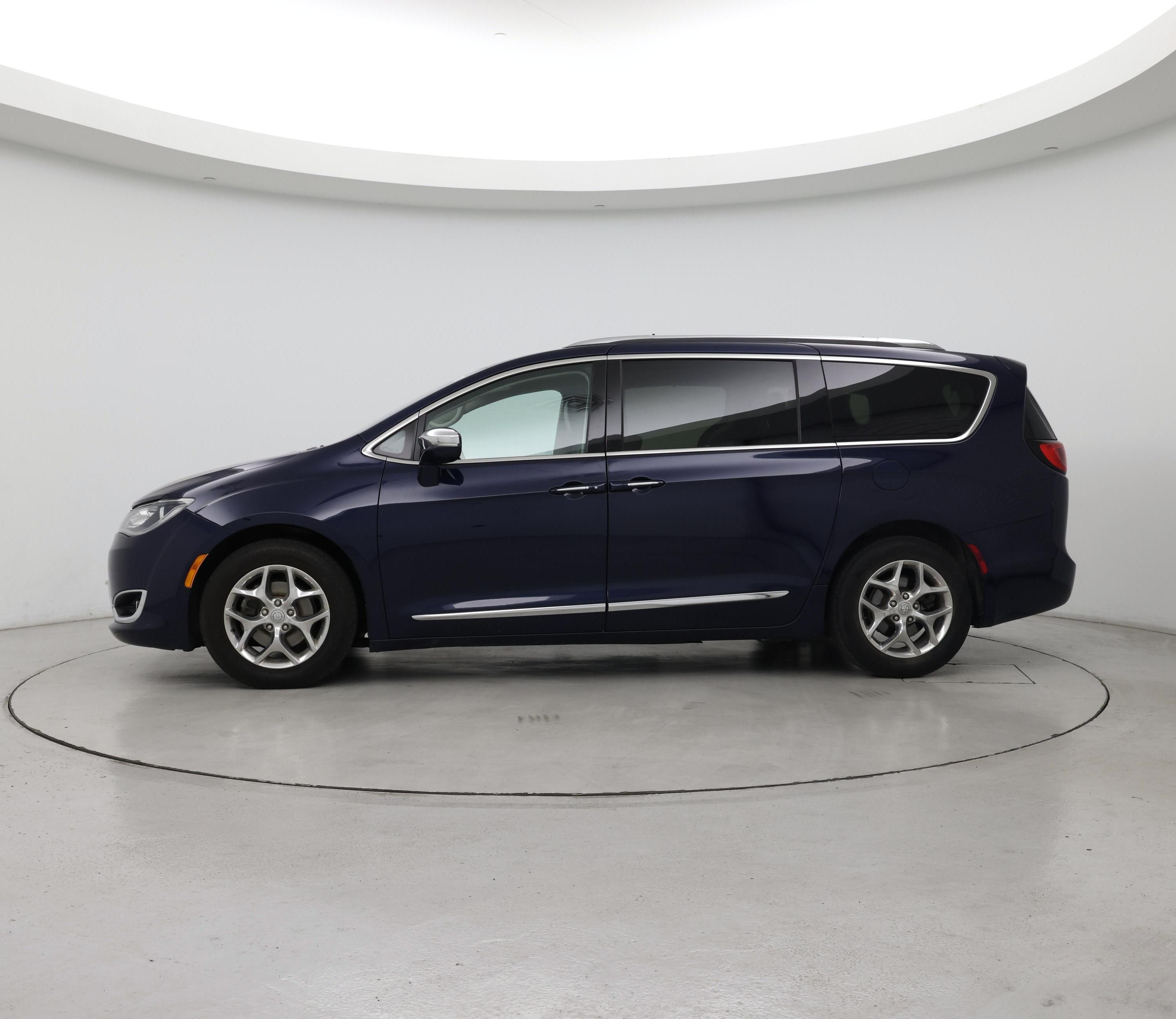 Thumbnail: 2018 Chrysler Pacifica - 3