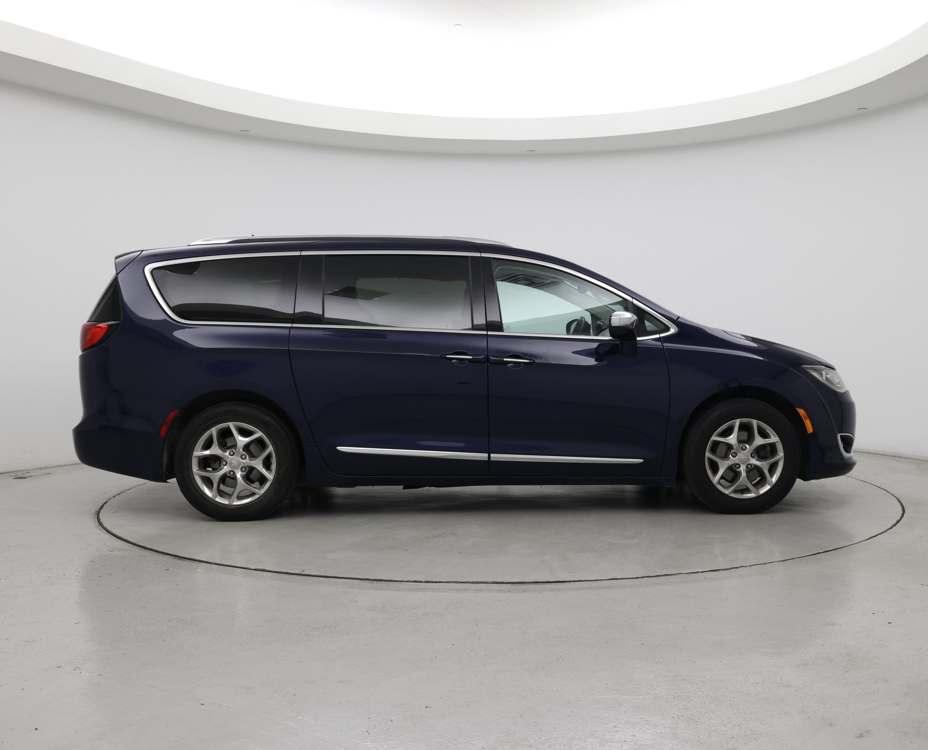 Thumbnail: 2018 Chrysler Pacifica - 7