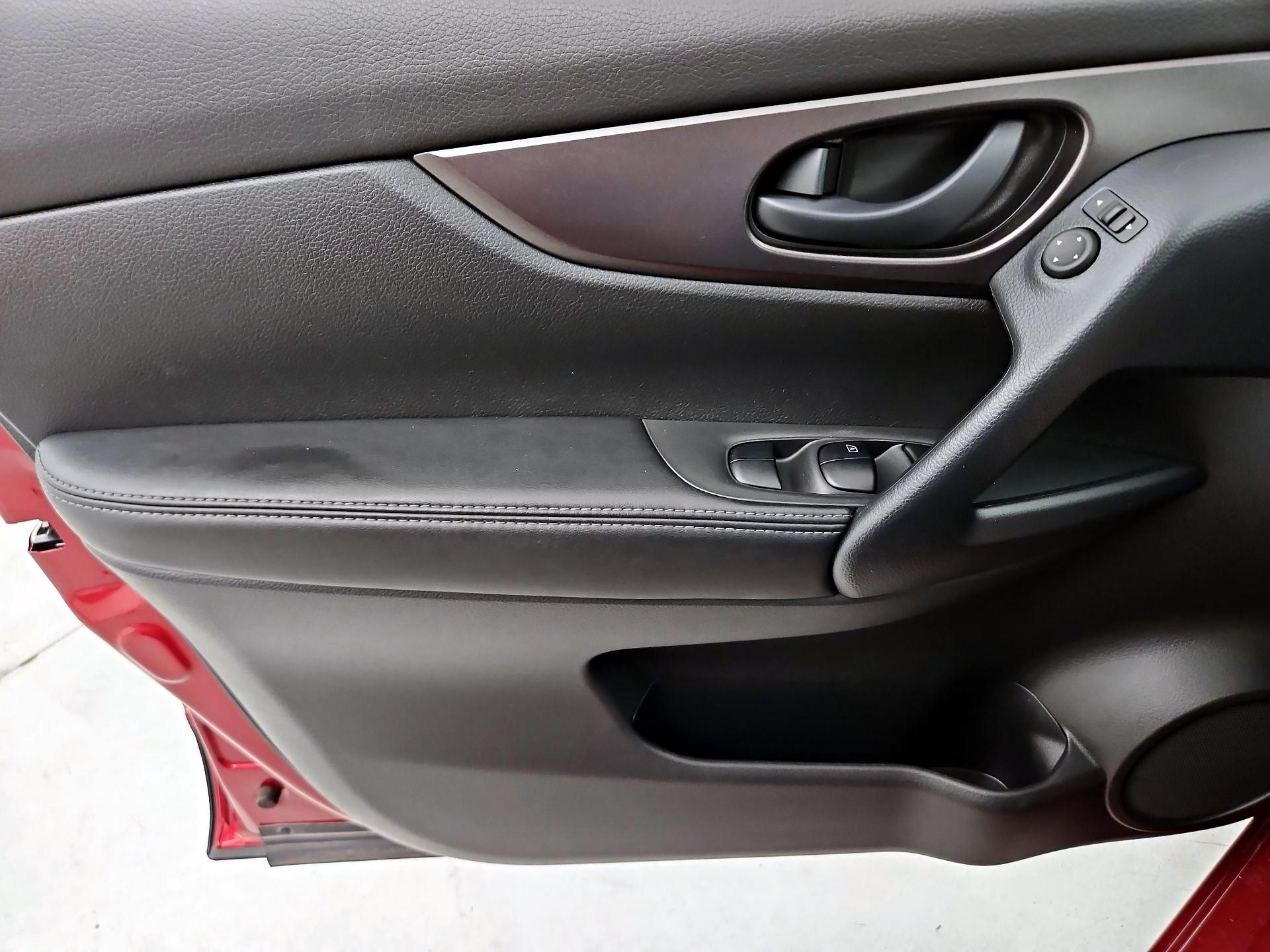 Thumbnail: 2020 Nissan Rogue Sport - 12