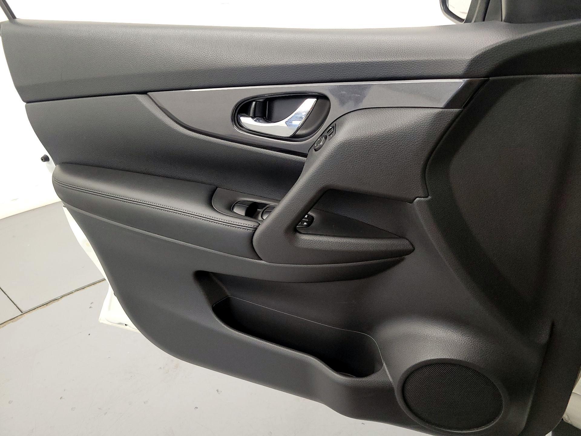Thumbnail: 2017 Nissan Rogue - 12