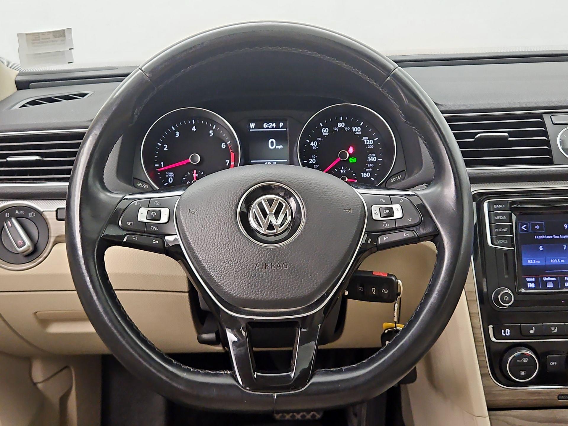 Thumbnail: 2016 Volkswagen Passat - 10