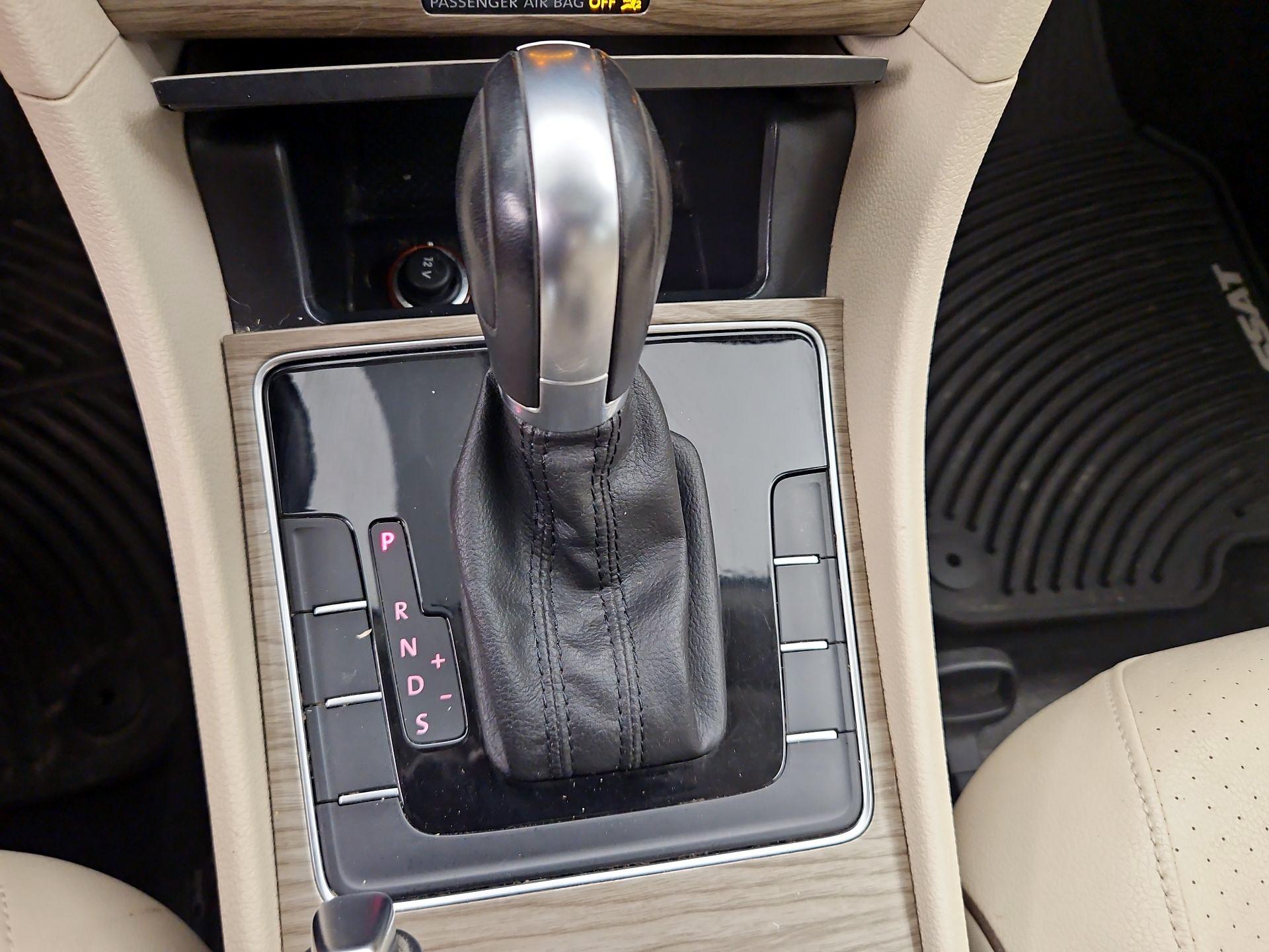 Thumbnail: 2016 Volkswagen Passat - 17