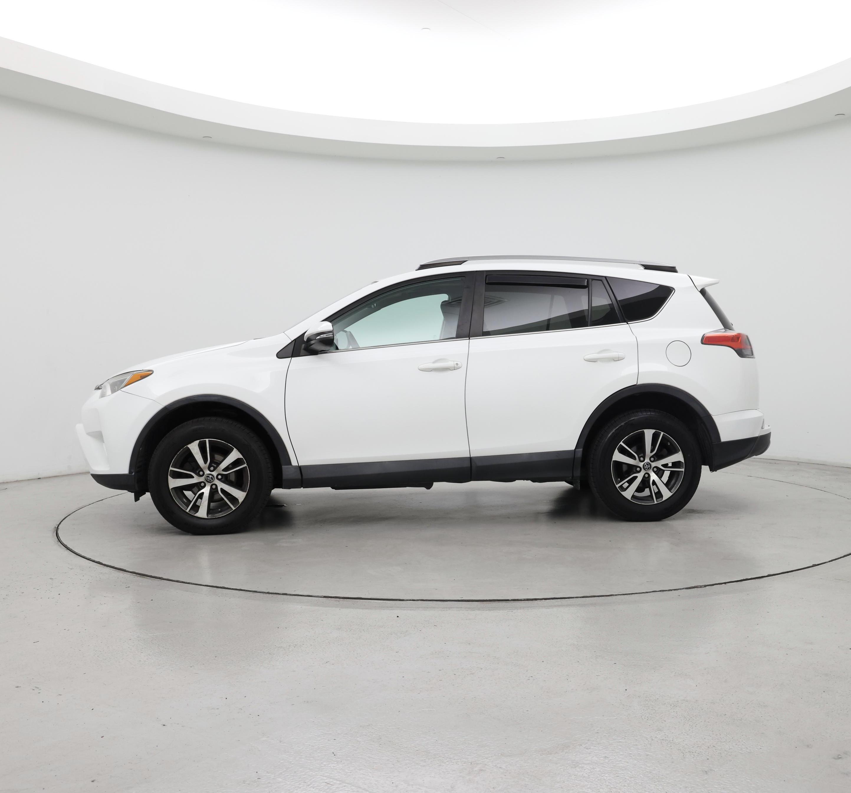 Thumbnail: 2018 Toyota RAV4 - 3