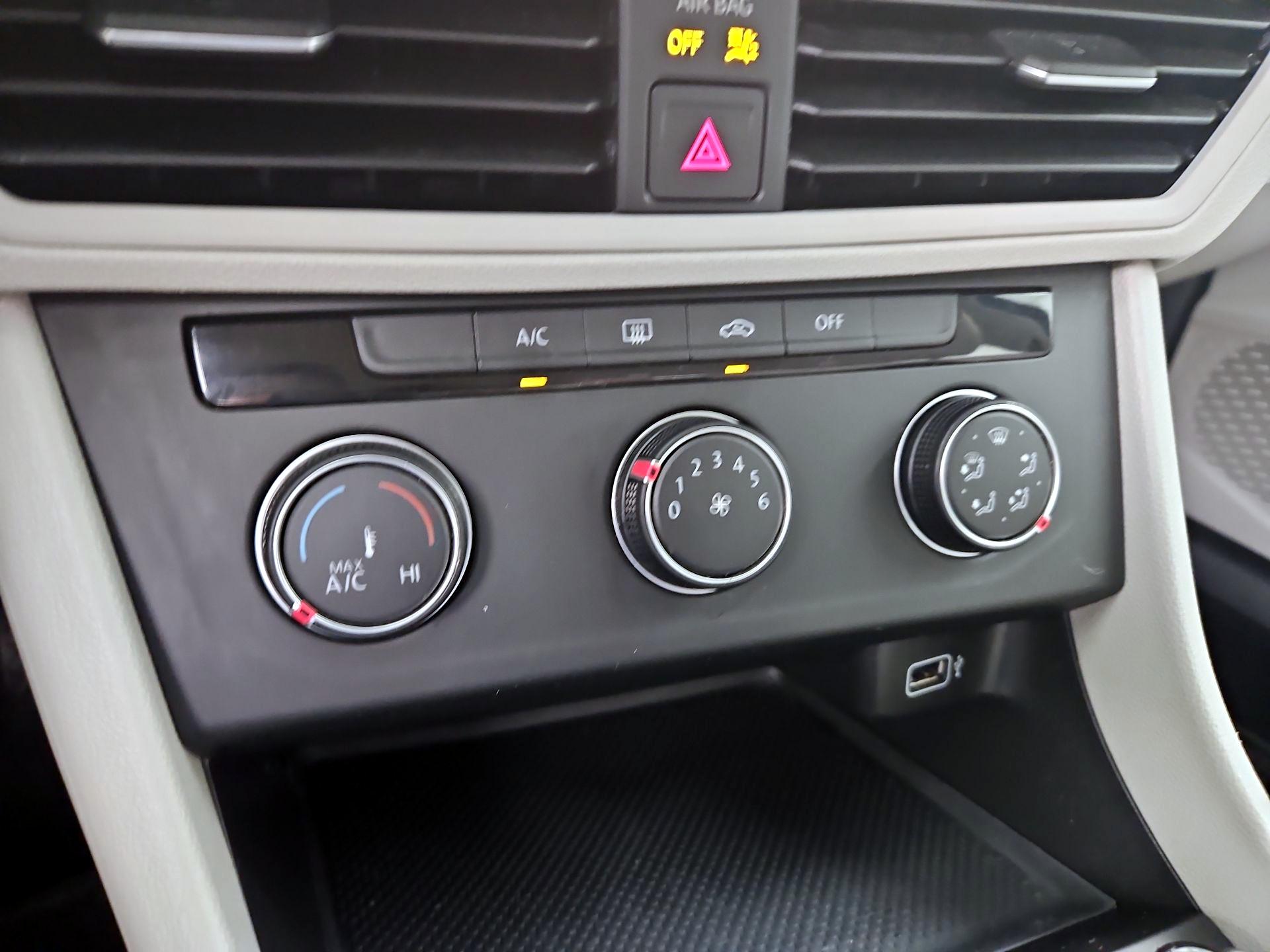 Thumbnail: 2019 Volkswagen Jetta - 16