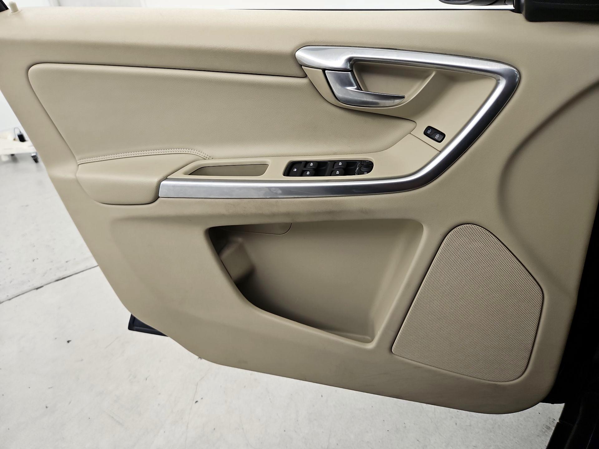 Thumbnail: 2015 Volvo XC60 - 12